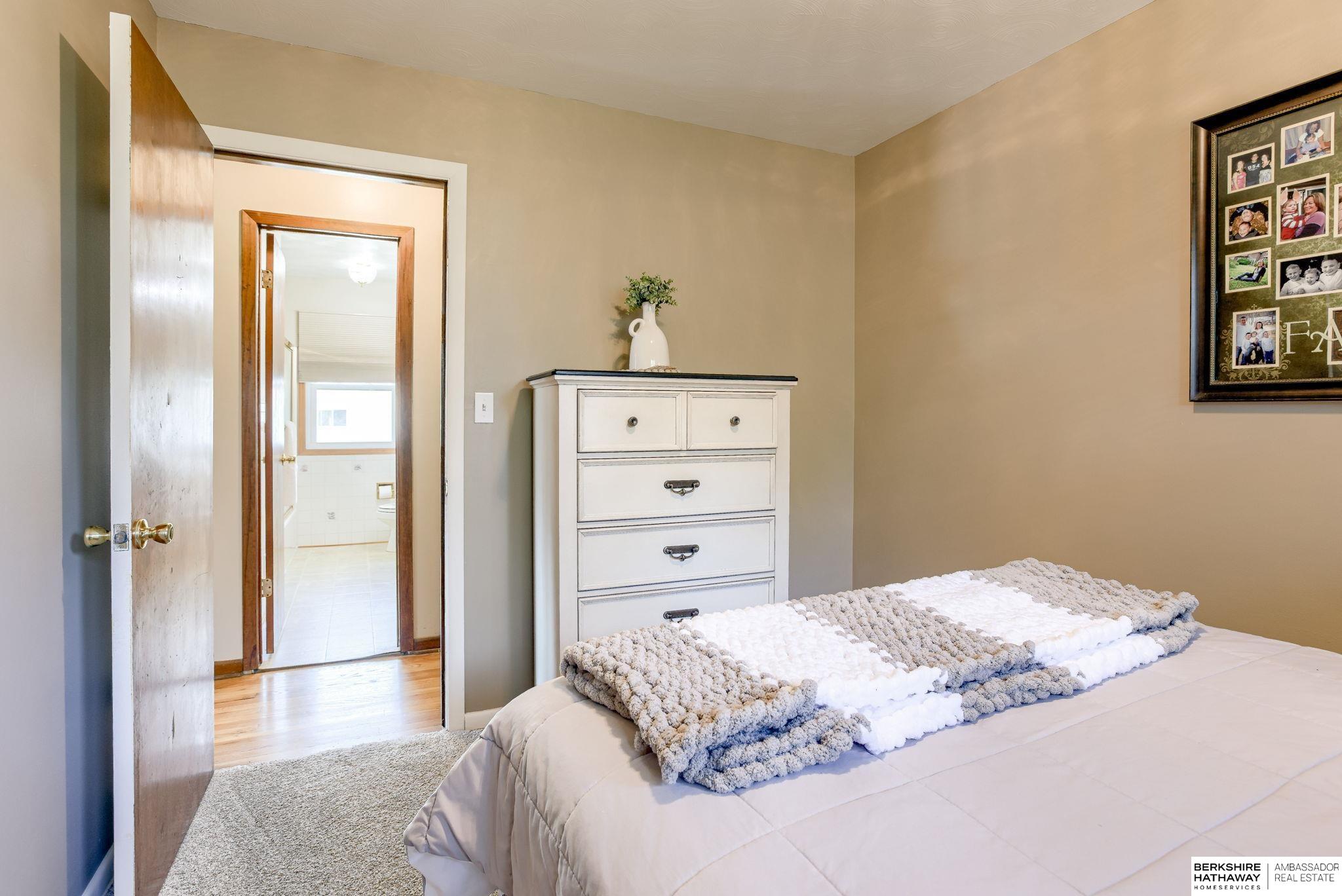 Omaha, Nebraska 68112, United States, 3 Bedrooms Bedrooms, ,2 BathroomsBathrooms,Residential,Pending,196330