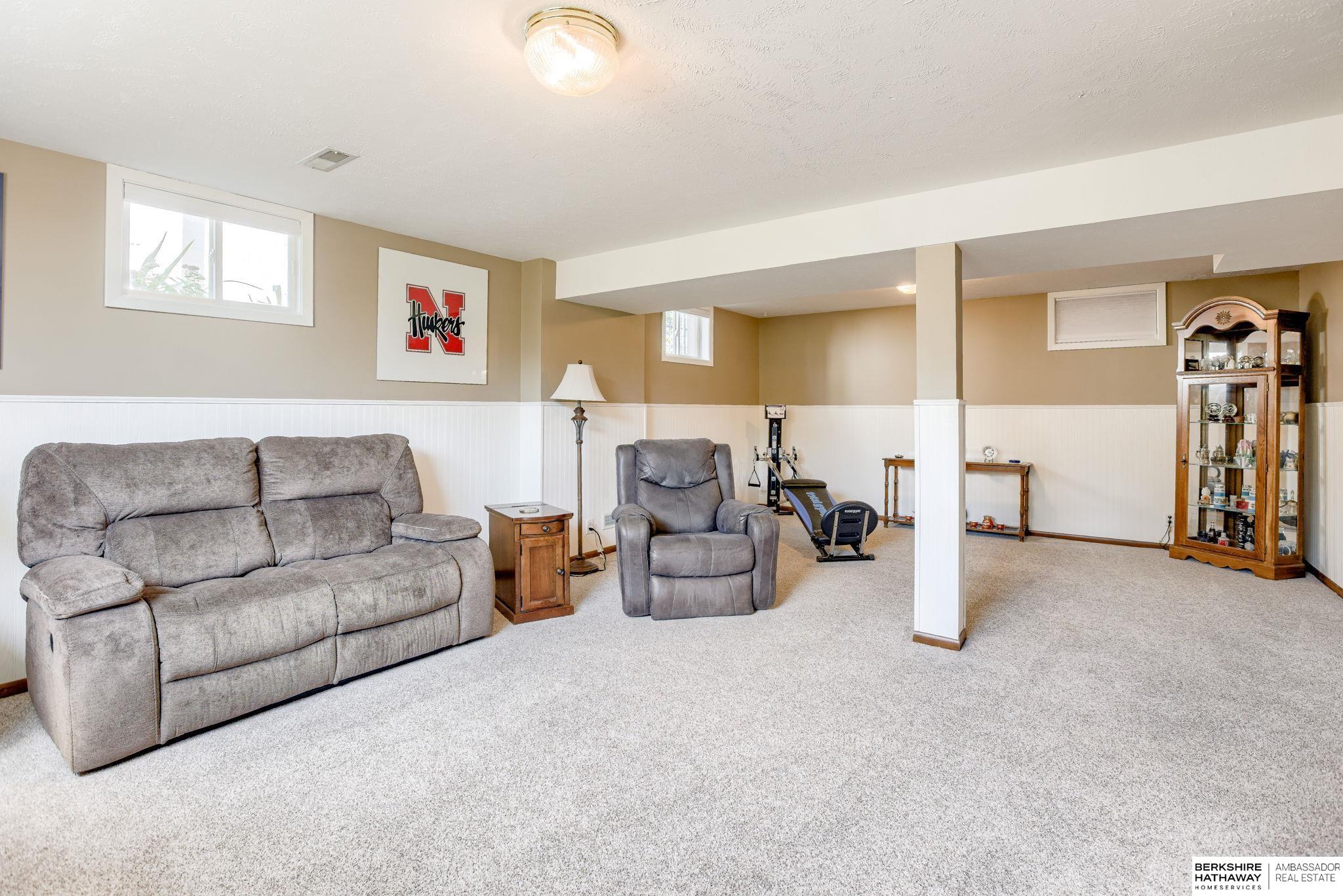 Omaha, Nebraska 68112, United States, 3 Bedrooms Bedrooms, ,2 BathroomsBathrooms,Residential,Pending,196330