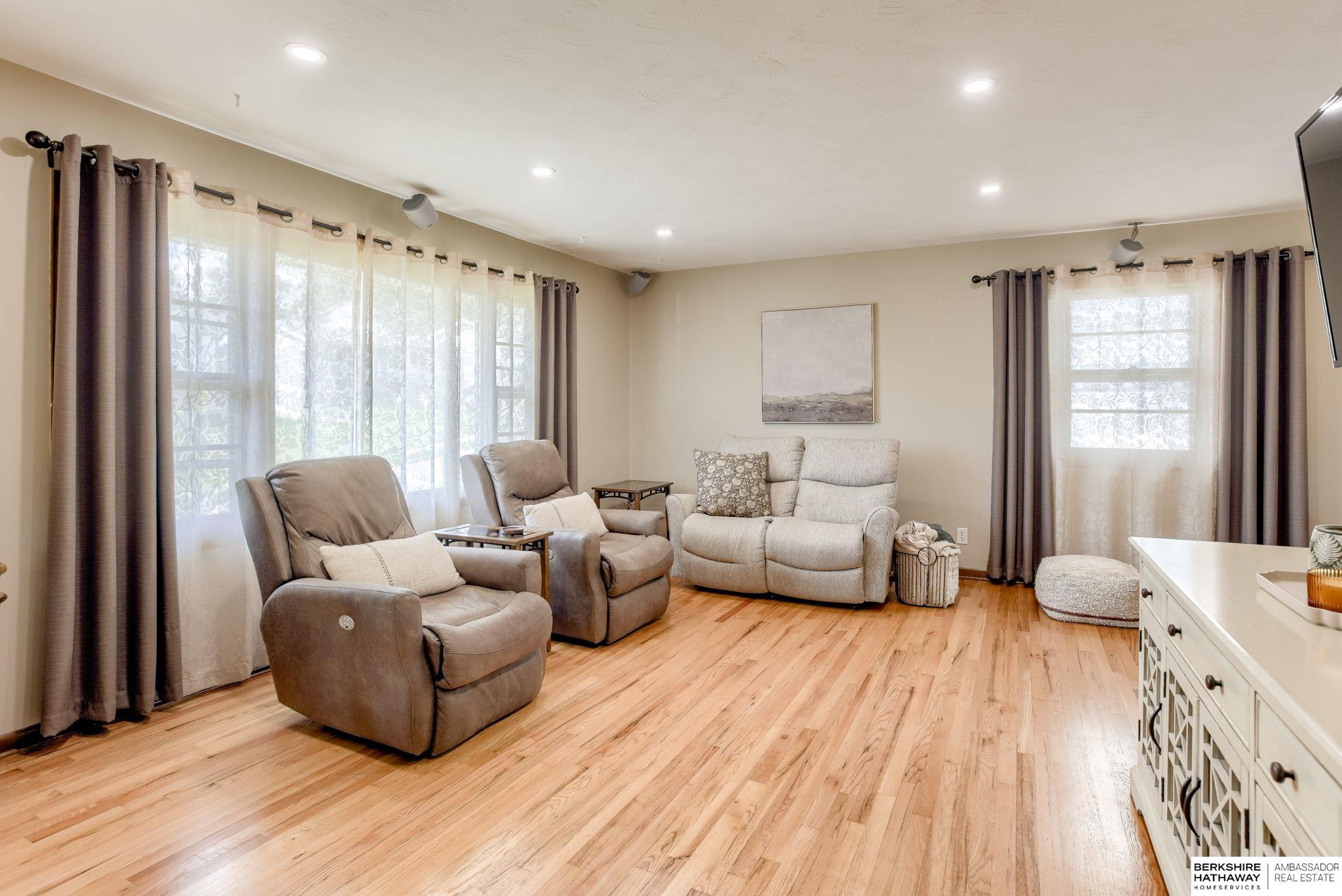 Omaha, Nebraska 68112, United States, 3 Bedrooms Bedrooms, ,2 BathroomsBathrooms,Residential,Pending,196330