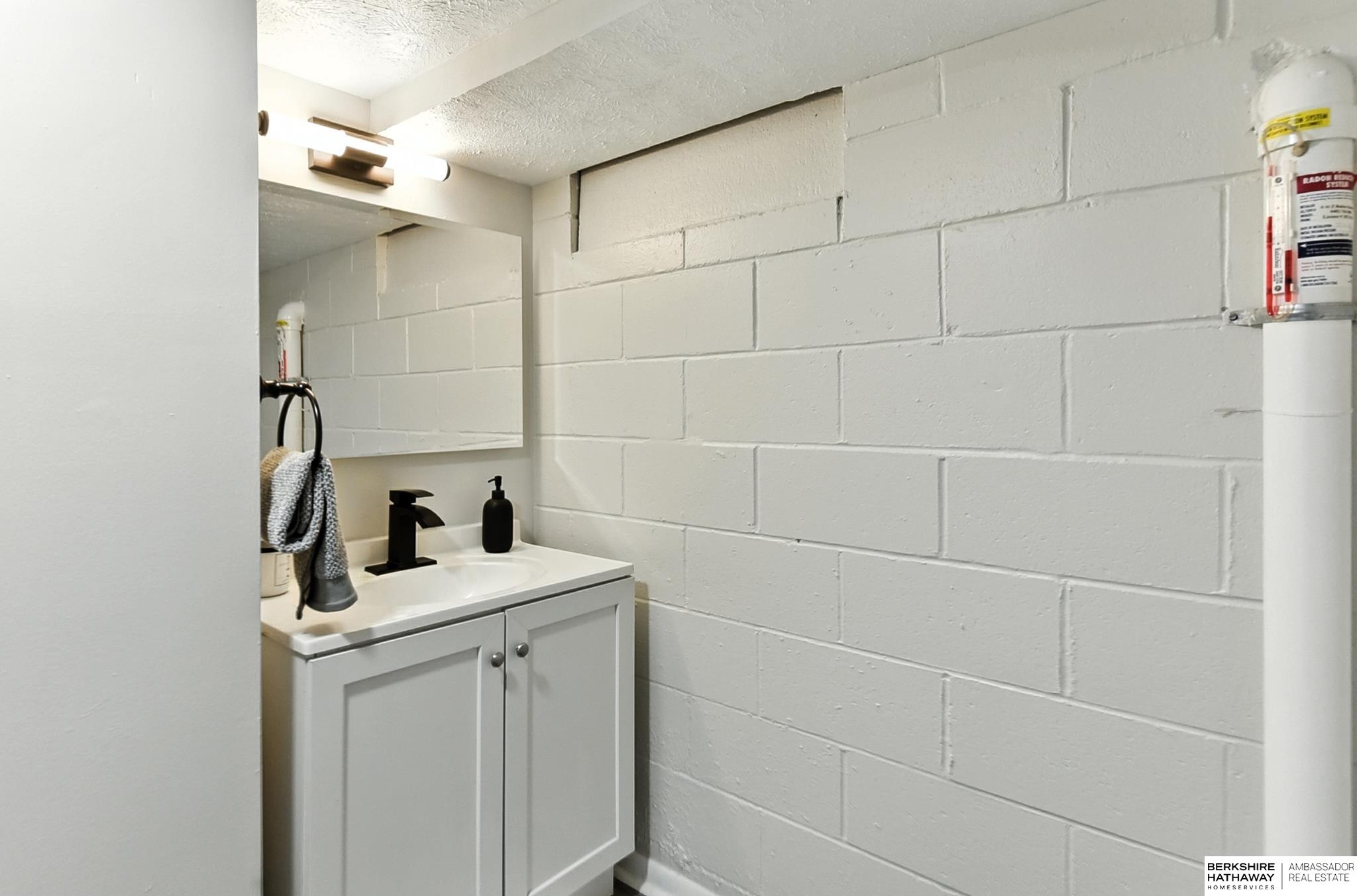 Lincoln, Nebraska 68521, United States, 4 Bedrooms Bedrooms, ,2 BathroomsBathrooms,Residential,Active,196913