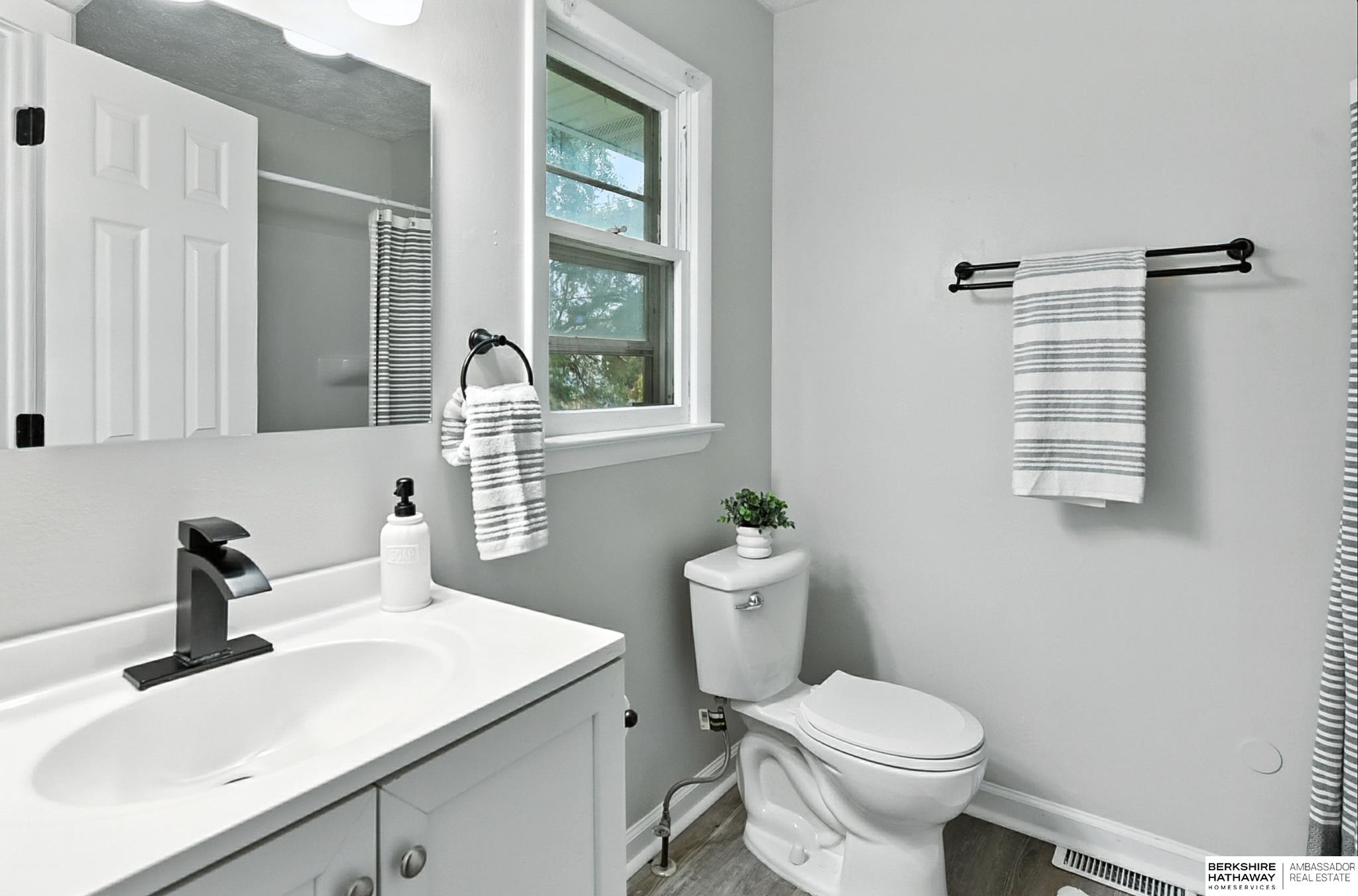 Lincoln, Nebraska 68521, United States, 4 Bedrooms Bedrooms, ,2 BathroomsBathrooms,Residential,Active,196913