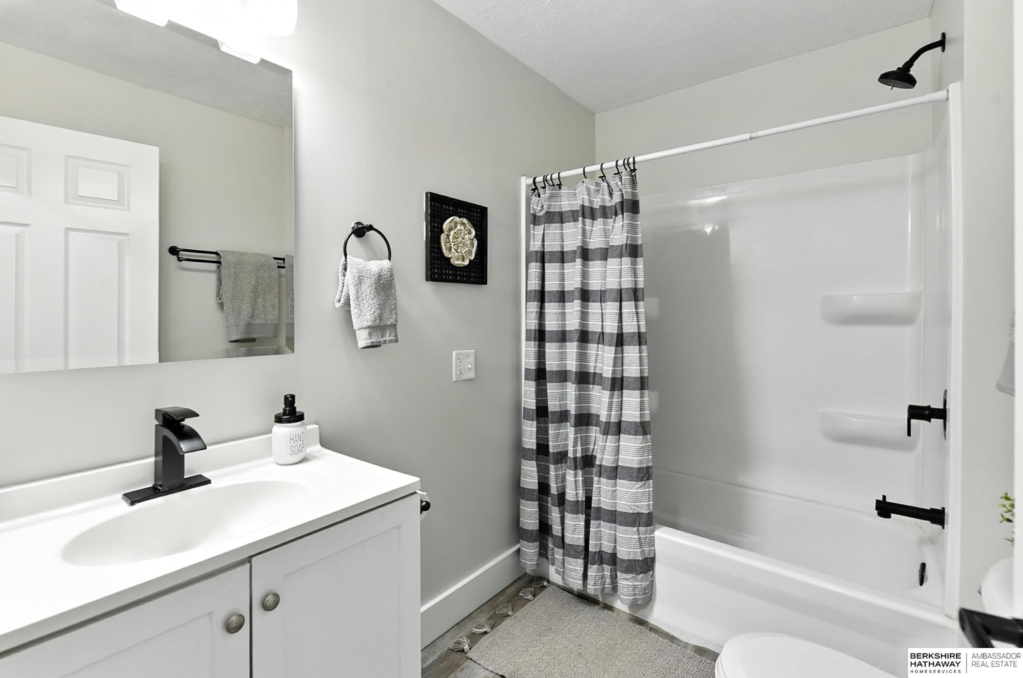 Lincoln, Nebraska 68521, United States, 4 Bedrooms Bedrooms, ,2 BathroomsBathrooms,Residential,Active,196913