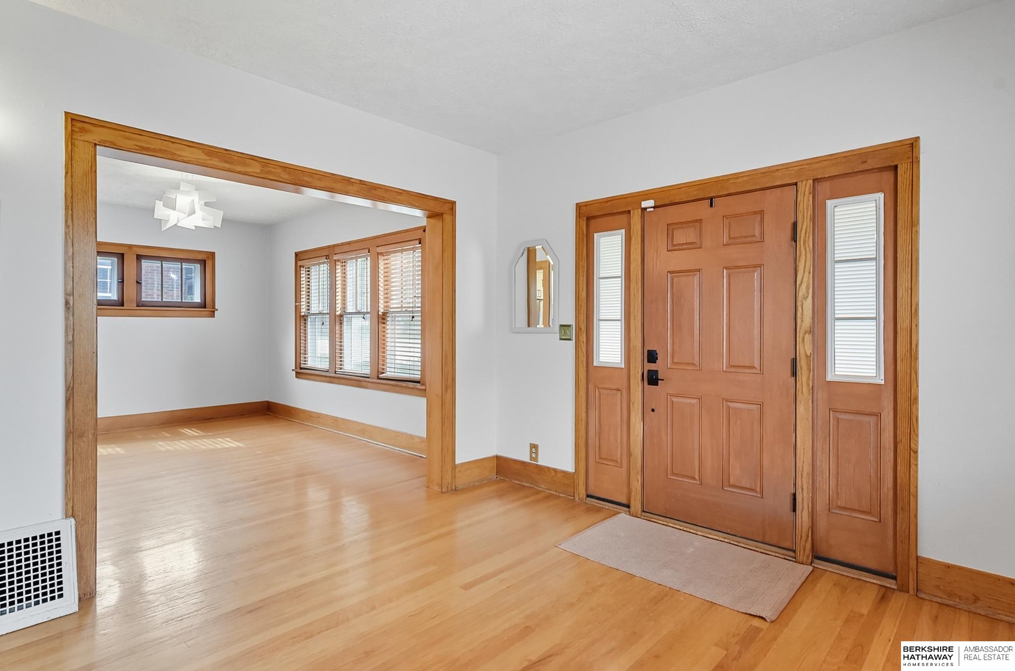 Omaha, Nebraska 68106, United States, 3 Bedrooms Bedrooms, ,2 BathroomsBathrooms,Residential,Pending,213572