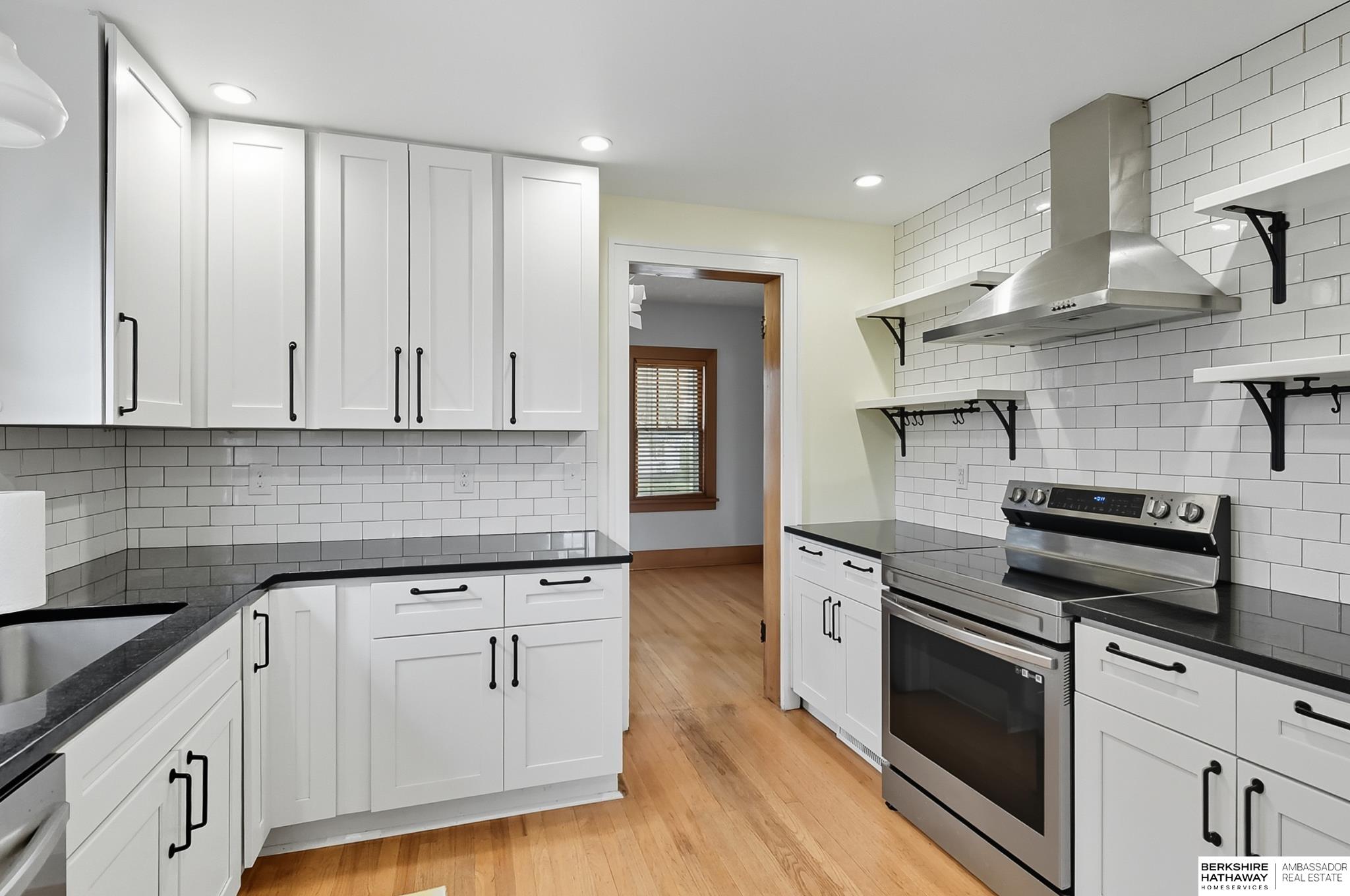 Omaha, Nebraska 68106, United States, 3 Bedrooms Bedrooms, ,2 BathroomsBathrooms,Residential,Pending,213572