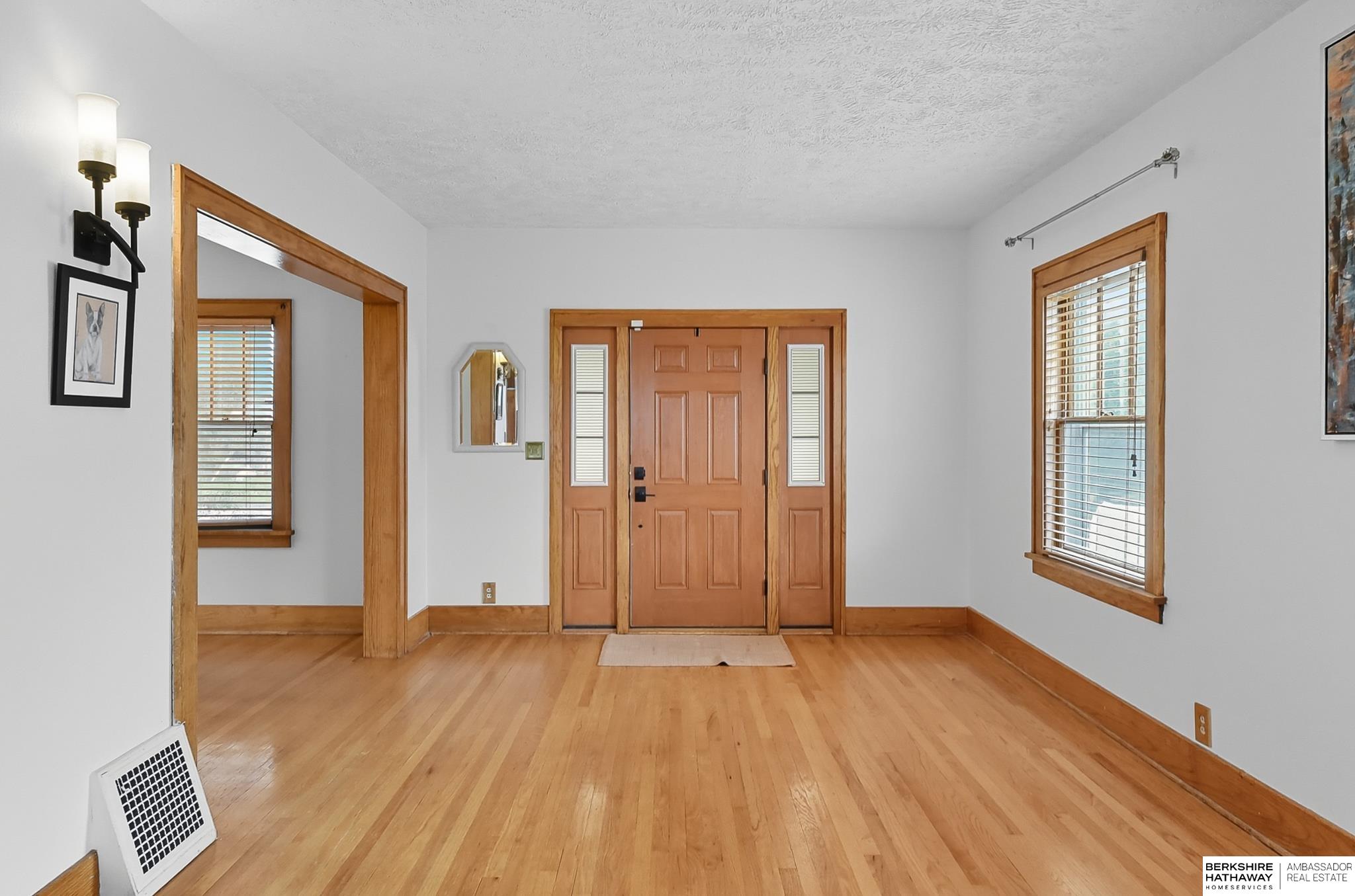 Omaha, Nebraska 68106, United States, 3 Bedrooms Bedrooms, ,2 BathroomsBathrooms,Residential,Pending,213572