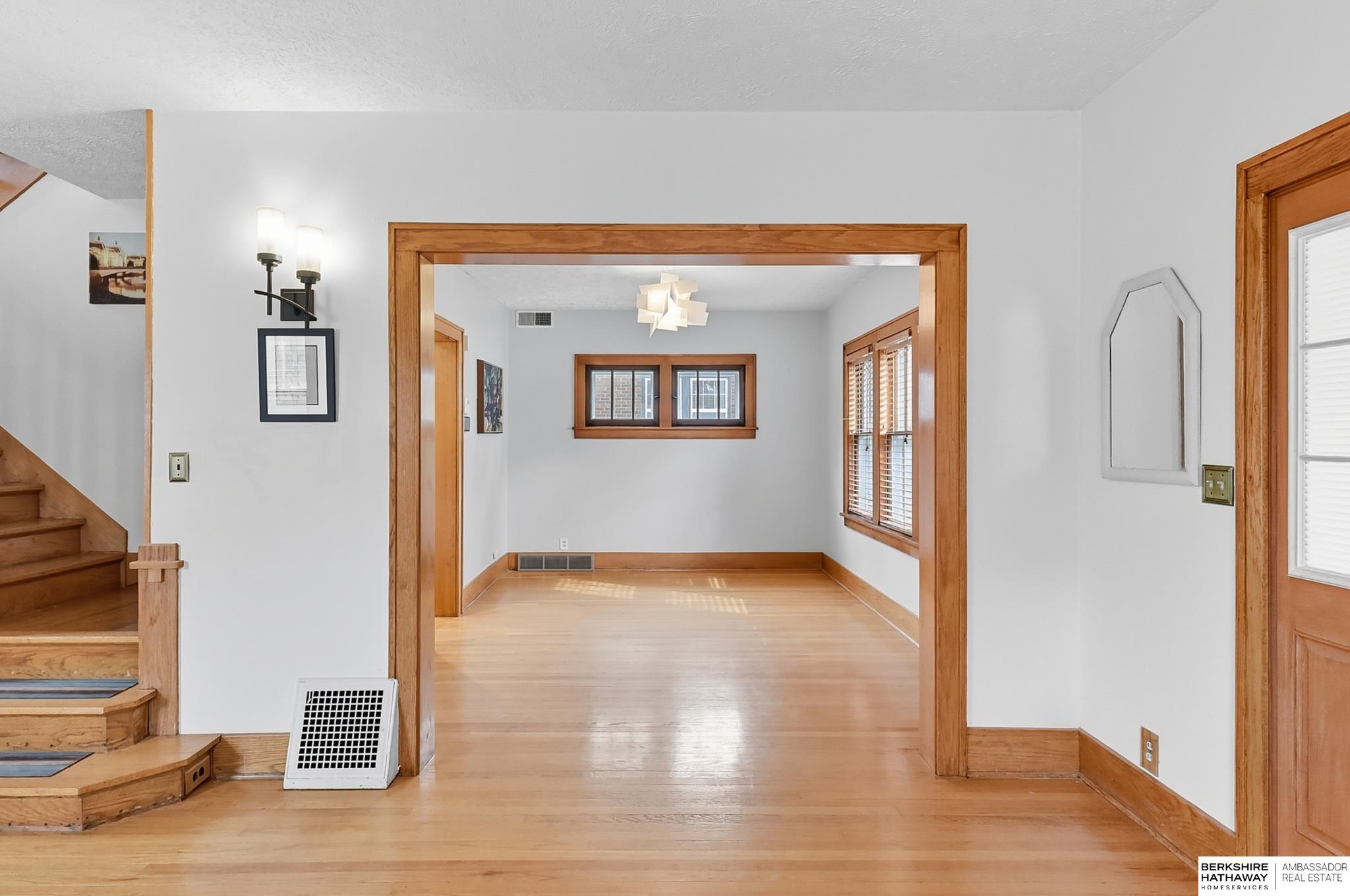 Omaha, Nebraska 68106, United States, 3 Bedrooms Bedrooms, ,2 BathroomsBathrooms,Residential,Pending,213572