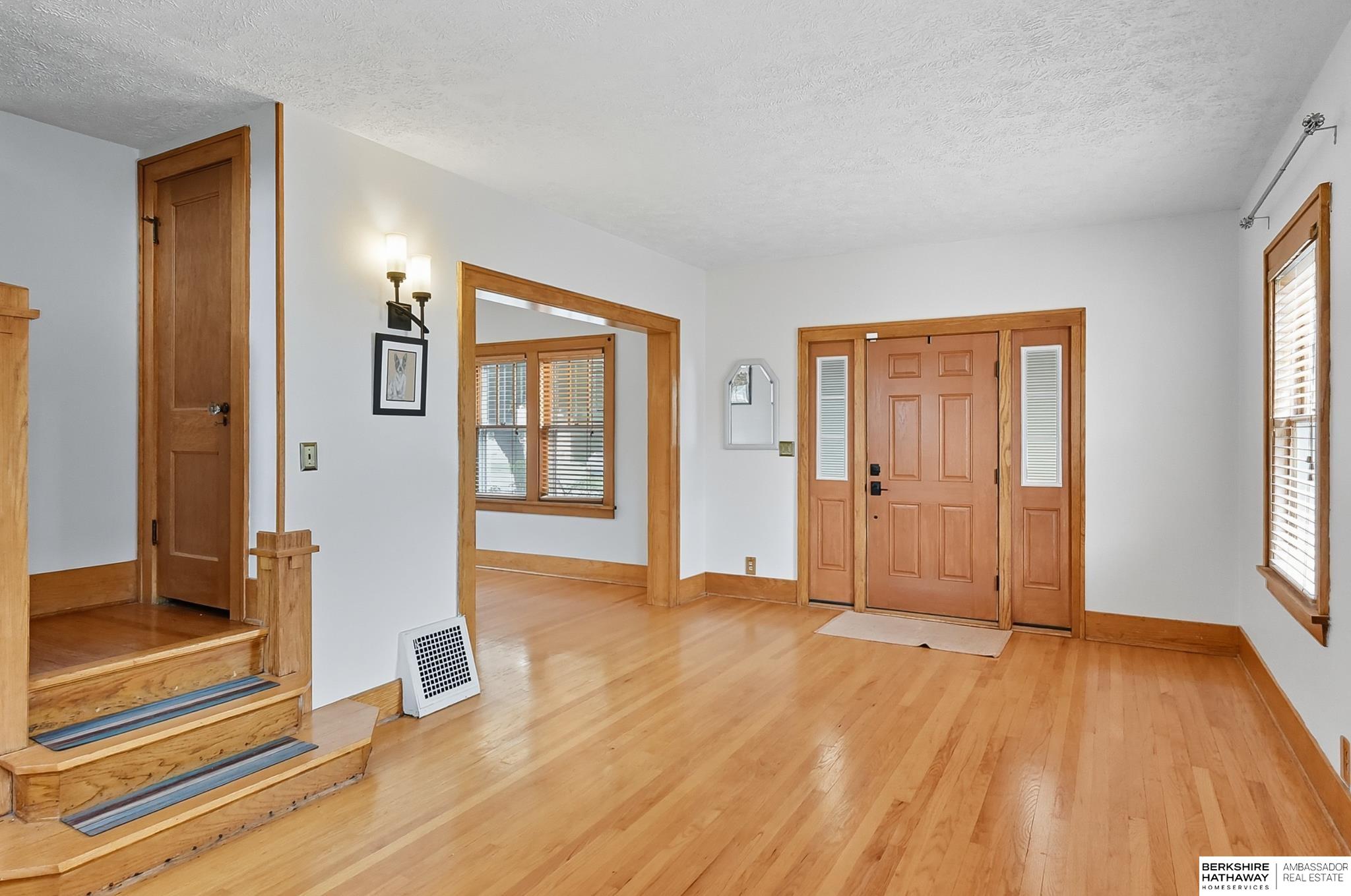 Omaha, Nebraska 68106, United States, 3 Bedrooms Bedrooms, ,2 BathroomsBathrooms,Residential,Pending,213572