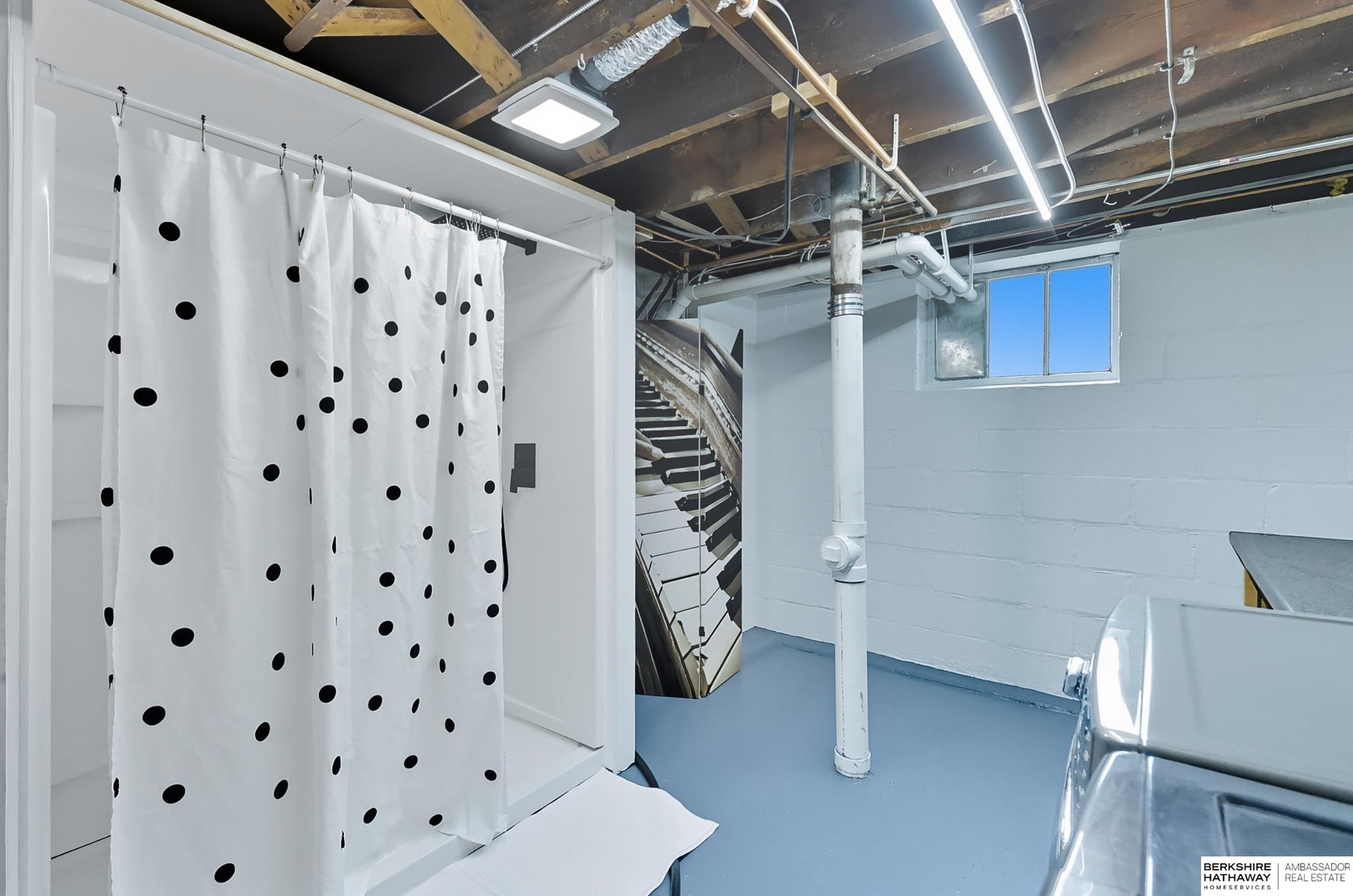 Omaha, Nebraska 68106, United States, 3 Bedrooms Bedrooms, ,2 BathroomsBathrooms,Residential,Pending,213572