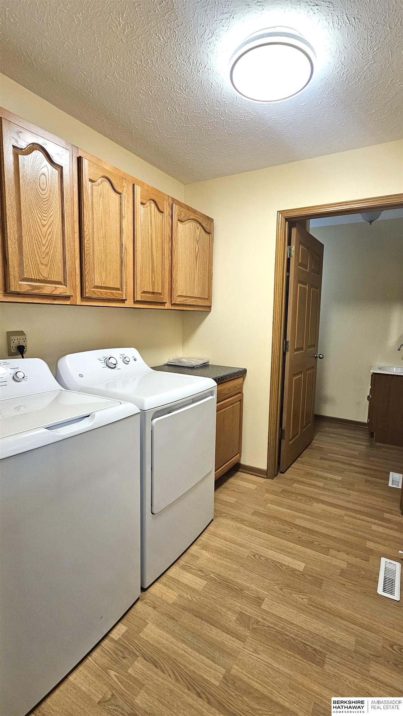 Wahoo, Nebraska 68066, United States, 3 Bedrooms Bedrooms, ,3 BathroomsBathrooms,Residential,Pending,143147