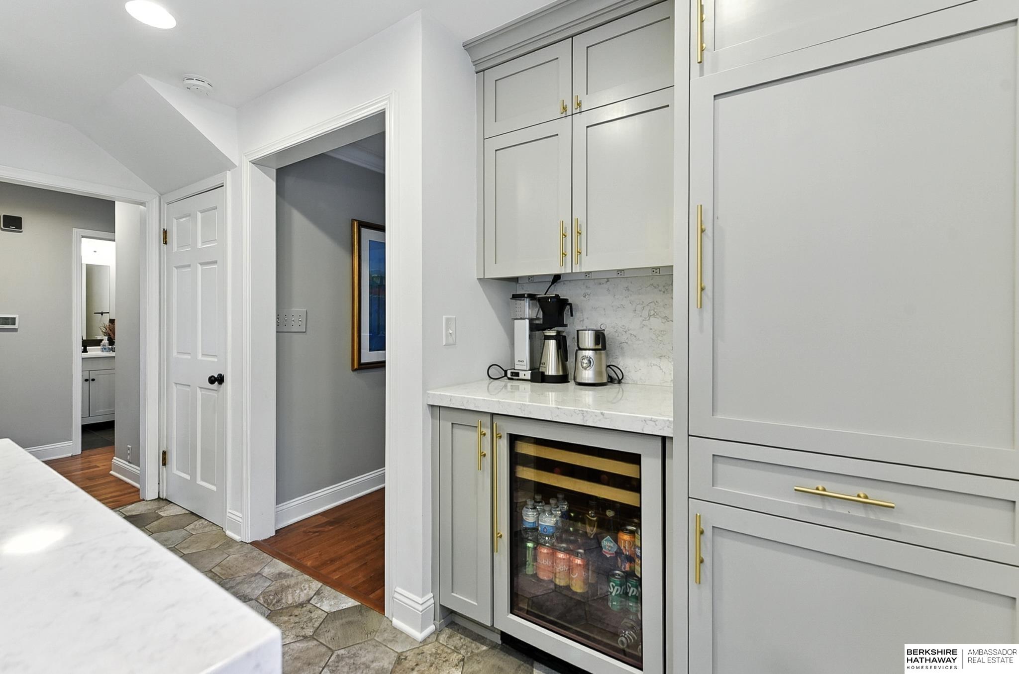 Omaha, Nebraska 68124, United States, 4 Bedrooms Bedrooms, ,1 BathroomBathrooms,Residential,Pending,200057