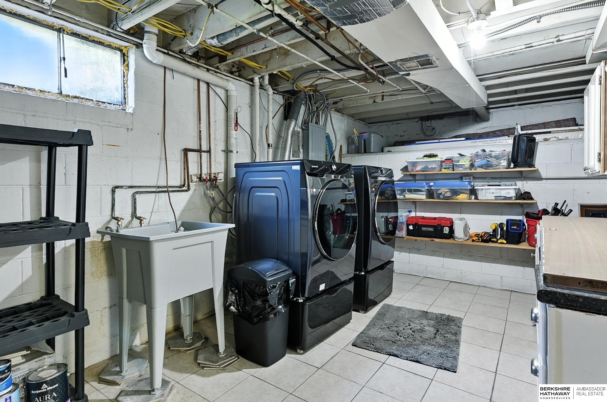 Omaha, Nebraska 68124, United States, 4 Bedrooms Bedrooms, ,1 BathroomBathrooms,Residential,Pending,200057