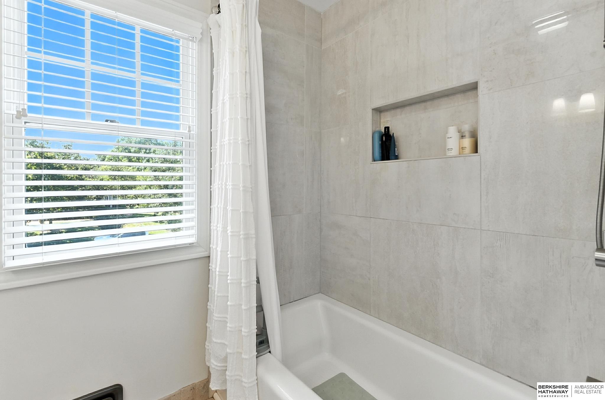 Omaha, Nebraska 68124, United States, 4 Bedrooms Bedrooms, ,1 BathroomBathrooms,Residential,Pending,200057