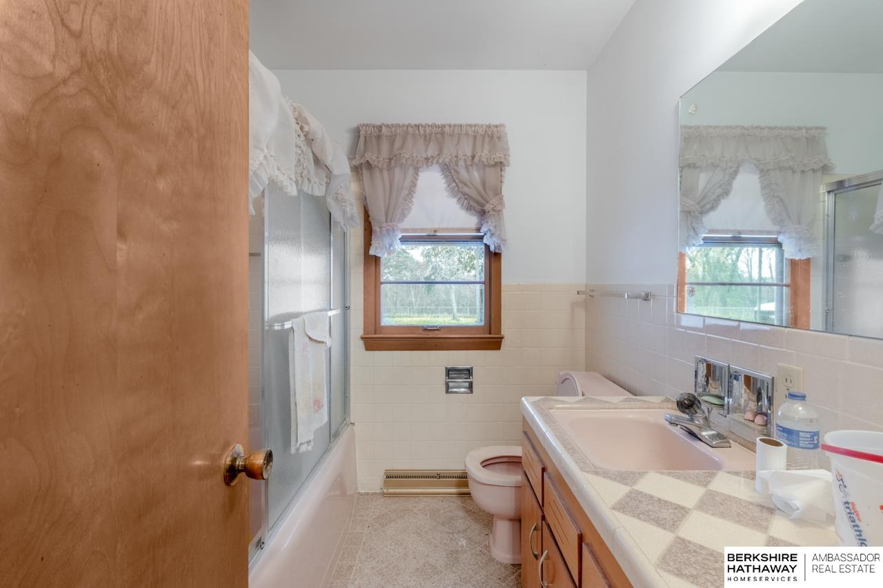 Omaha, Nebraska 68112, United States, 2 Bedrooms Bedrooms, ,1 BathroomBathrooms,Residential,Pending,245824