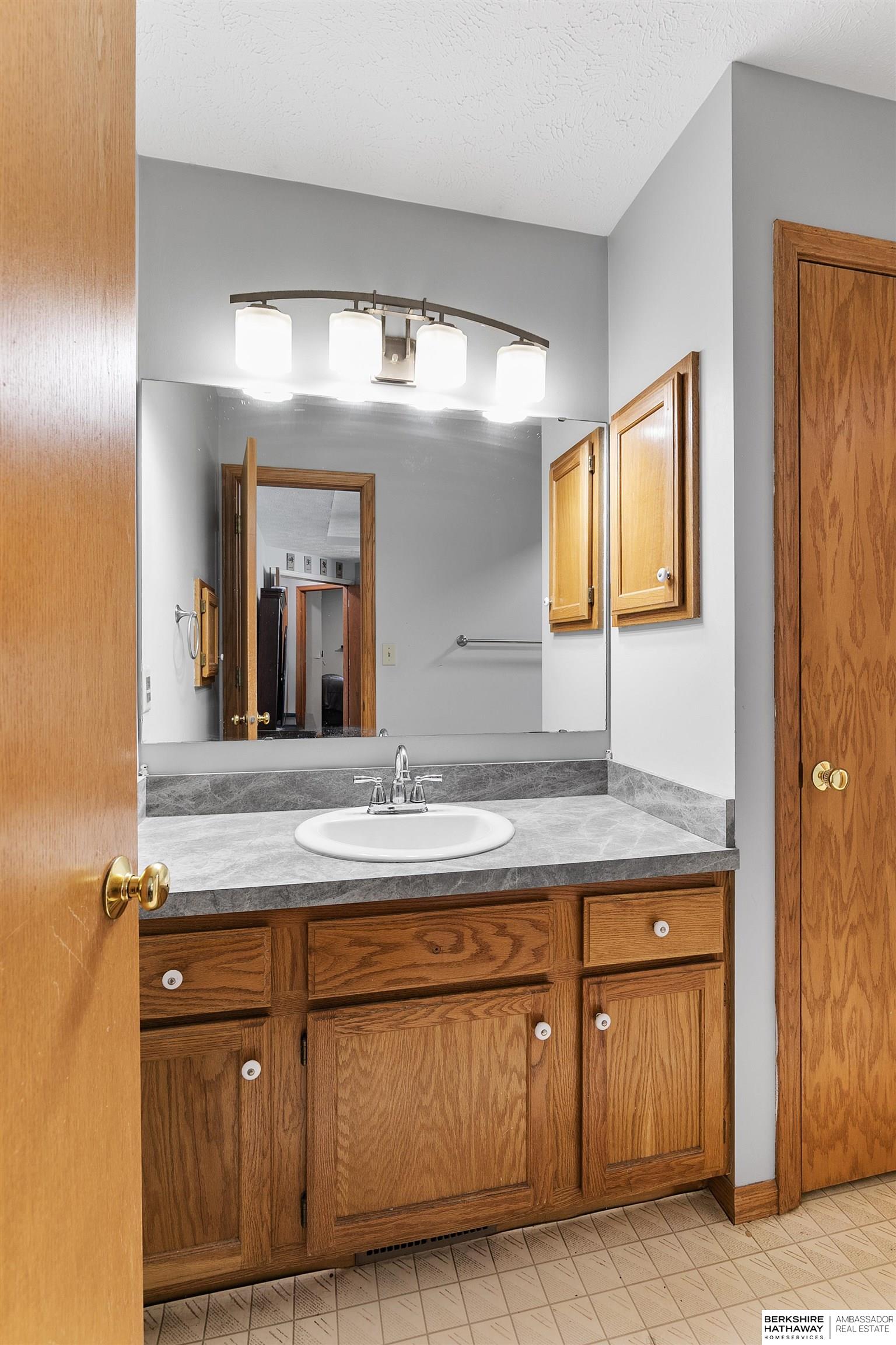 Lincoln, Nebraska 68521, United States, 4 Bedrooms Bedrooms, ,3 BathroomsBathrooms,Residential,Pending,168870