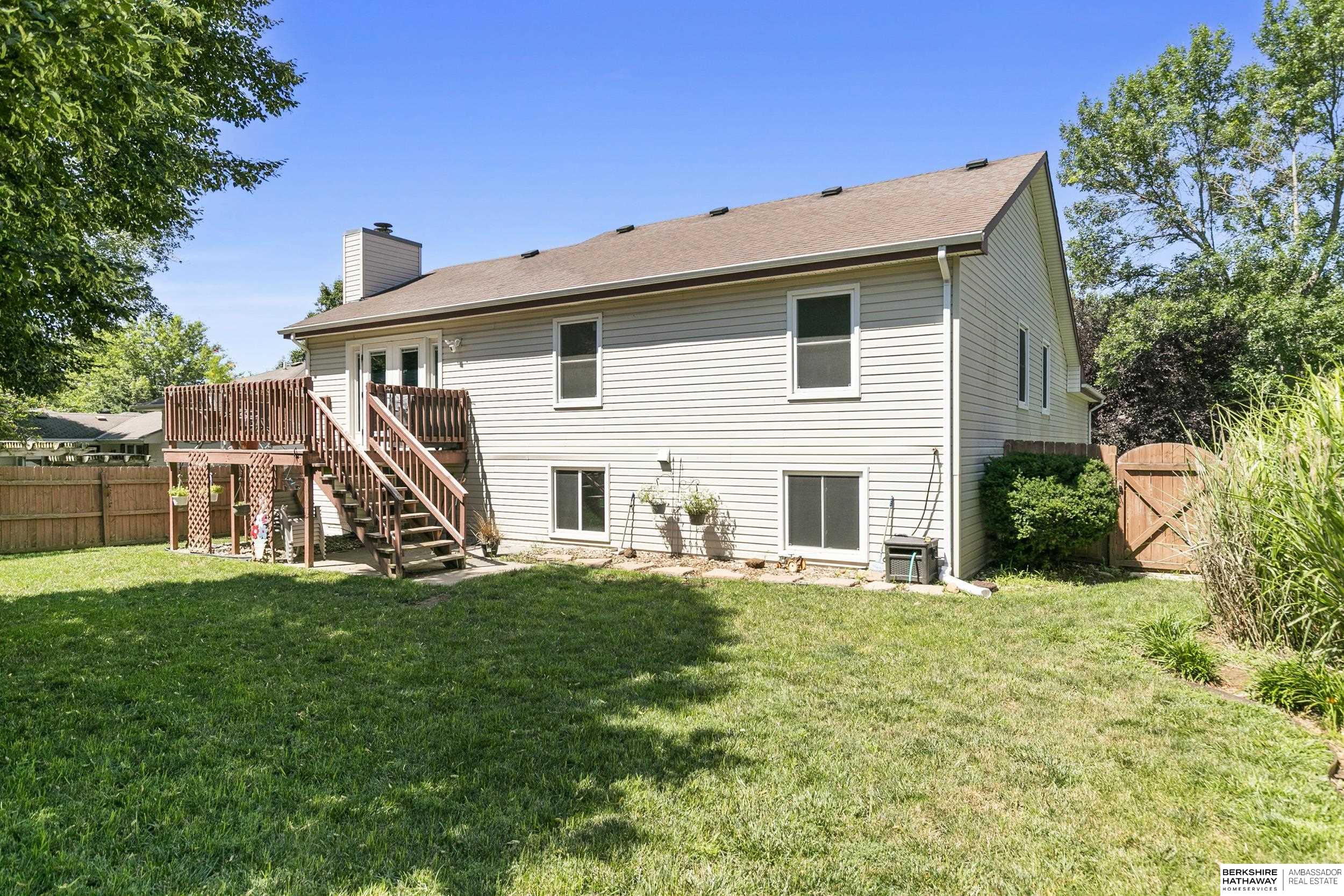 Lincoln, Nebraska 68521, United States, 4 Bedrooms Bedrooms, ,3 BathroomsBathrooms,Residential,Pending,168870