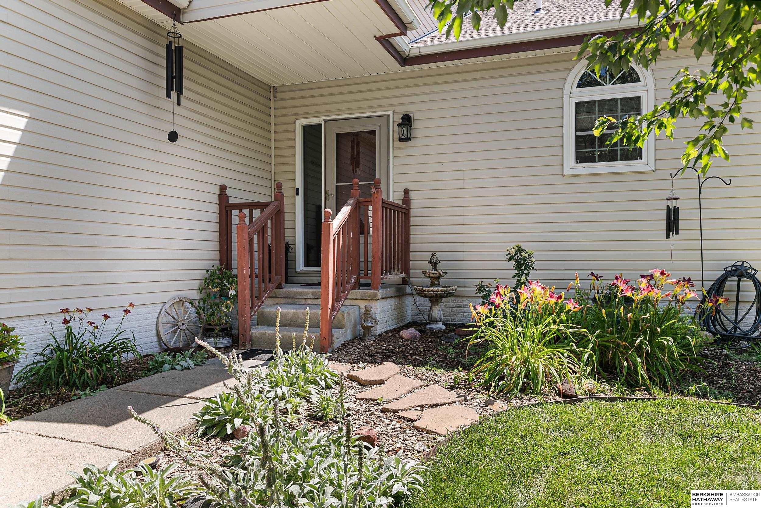 Lincoln, Nebraska 68521, United States, 4 Bedrooms Bedrooms, ,3 BathroomsBathrooms,Residential,Pending,168870