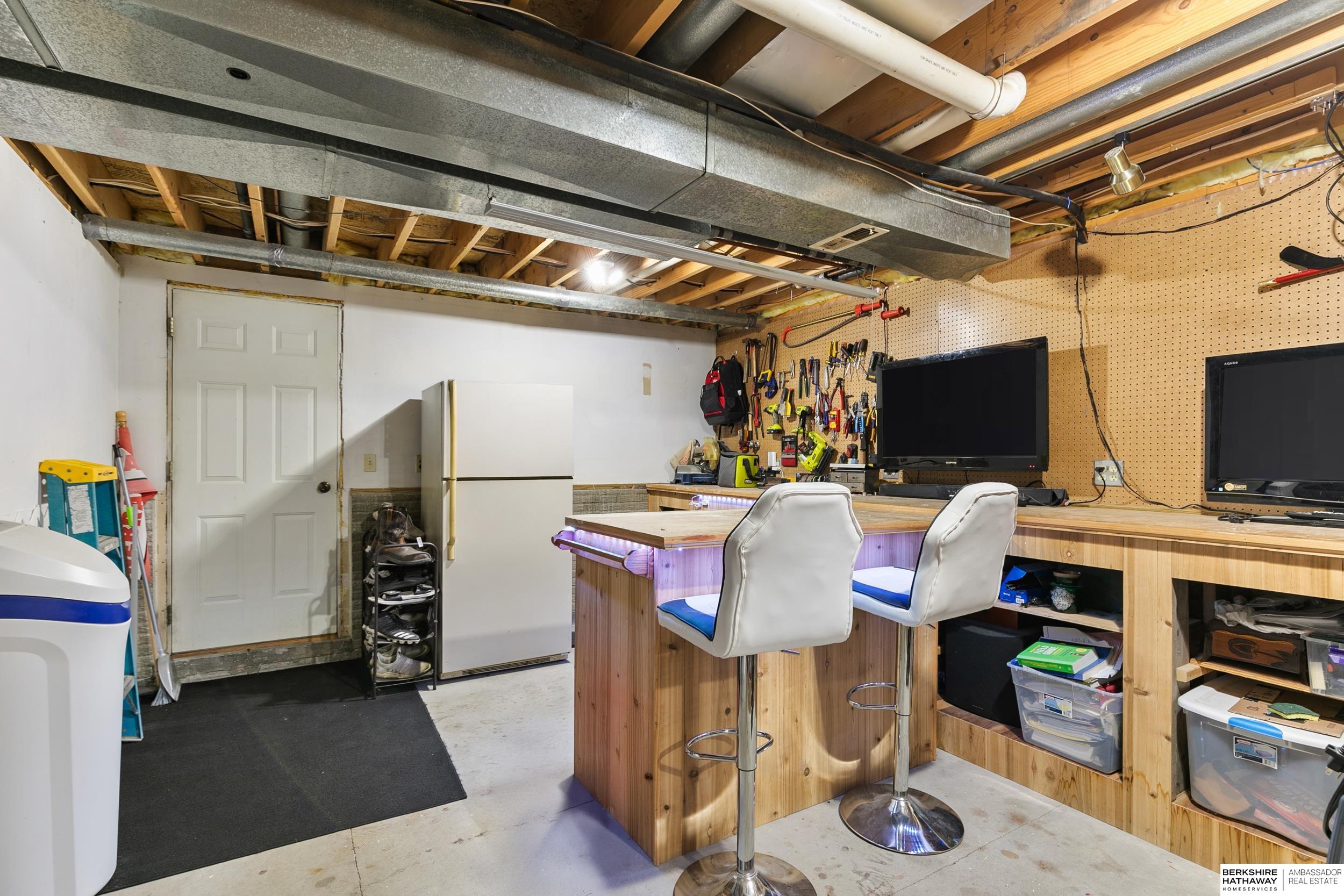 Lincoln, Nebraska 68521, United States, 4 Bedrooms Bedrooms, ,3 BathroomsBathrooms,Residential,Pending,168870