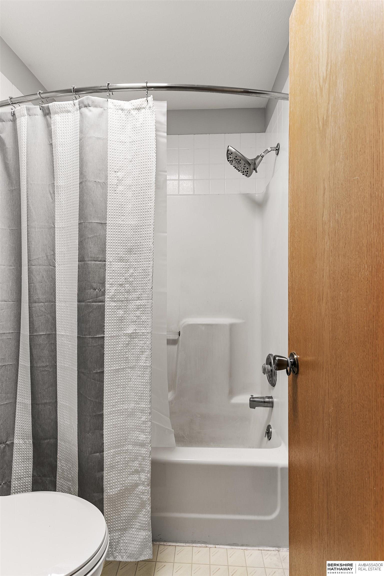 Lincoln, Nebraska 68521, United States, 4 Bedrooms Bedrooms, ,3 BathroomsBathrooms,Residential,Pending,168870