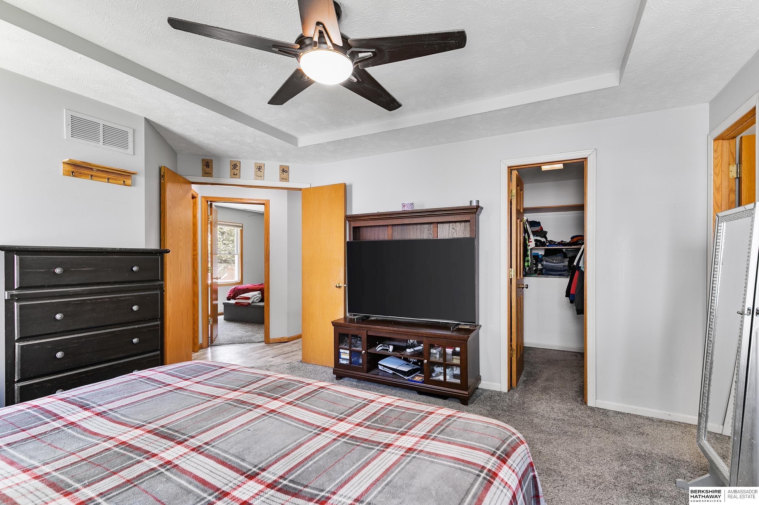 Lincoln, Nebraska 68521, United States, 4 Bedrooms Bedrooms, ,3 BathroomsBathrooms,Residential,Pending,168870