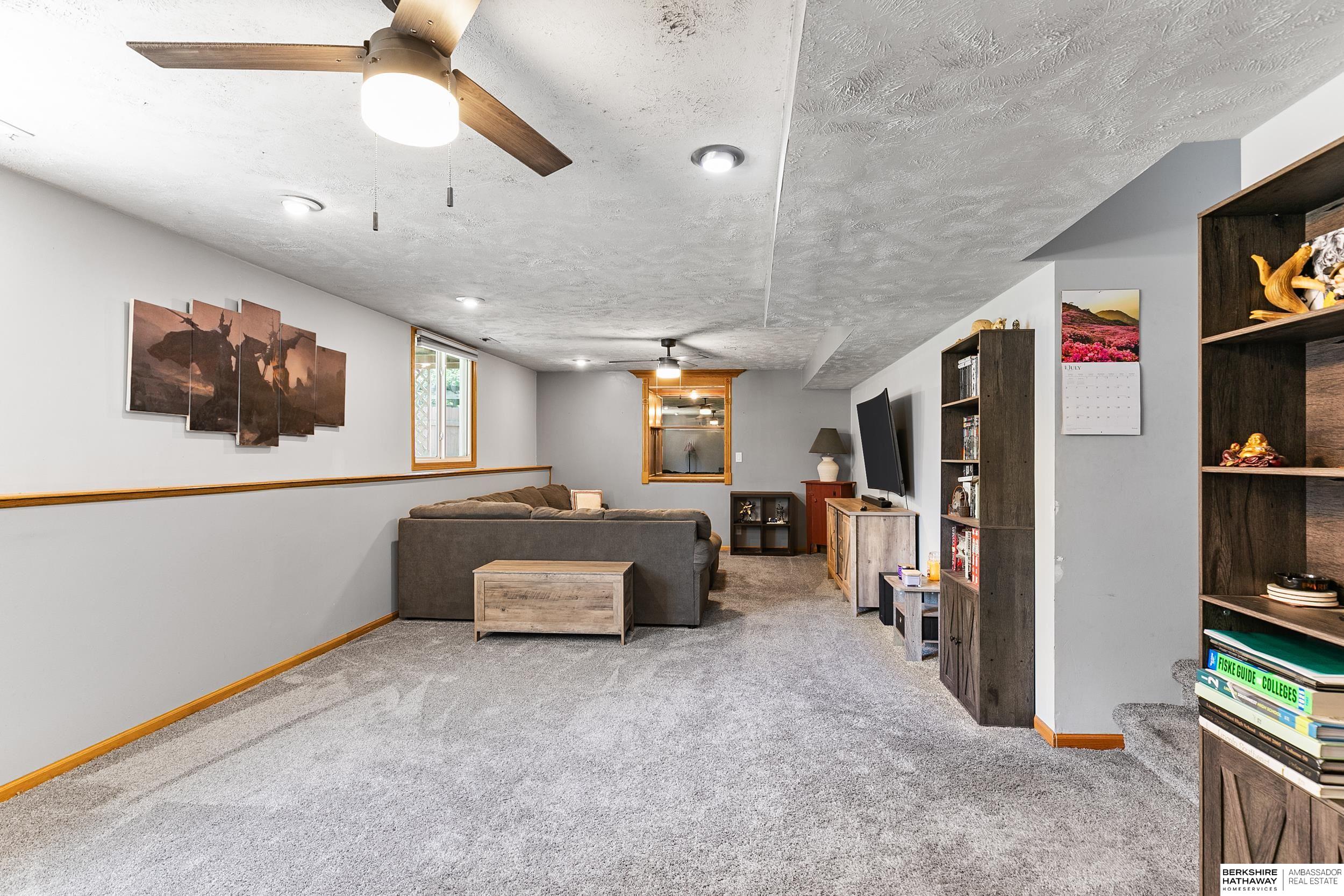 Lincoln, Nebraska 68521, United States, 4 Bedrooms Bedrooms, ,3 BathroomsBathrooms,Residential,Pending,168870