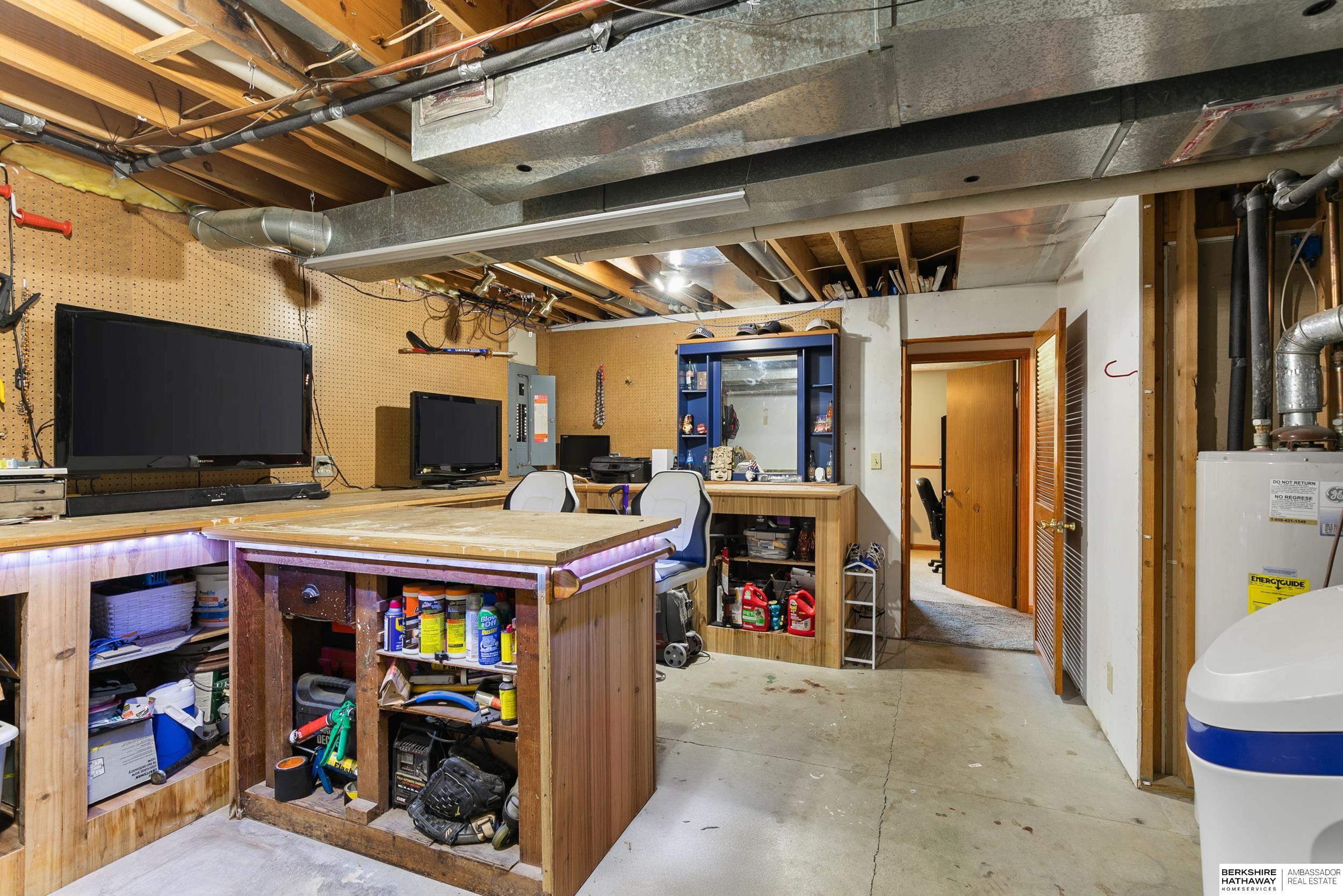 Lincoln, Nebraska 68521, United States, 4 Bedrooms Bedrooms, ,3 BathroomsBathrooms,Residential,Pending,168870