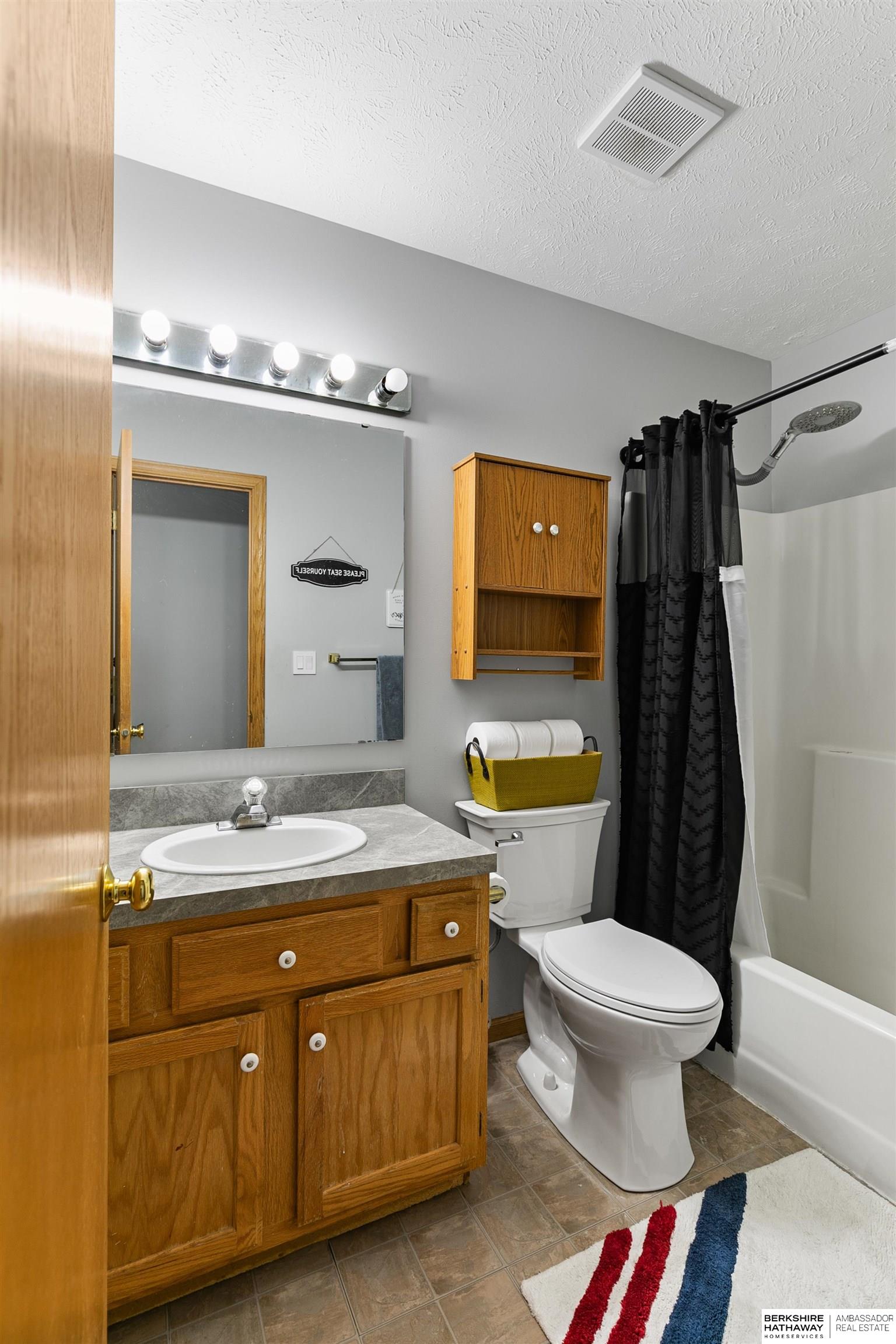 Lincoln, Nebraska 68521, United States, 4 Bedrooms Bedrooms, ,3 BathroomsBathrooms,Residential,Pending,168870