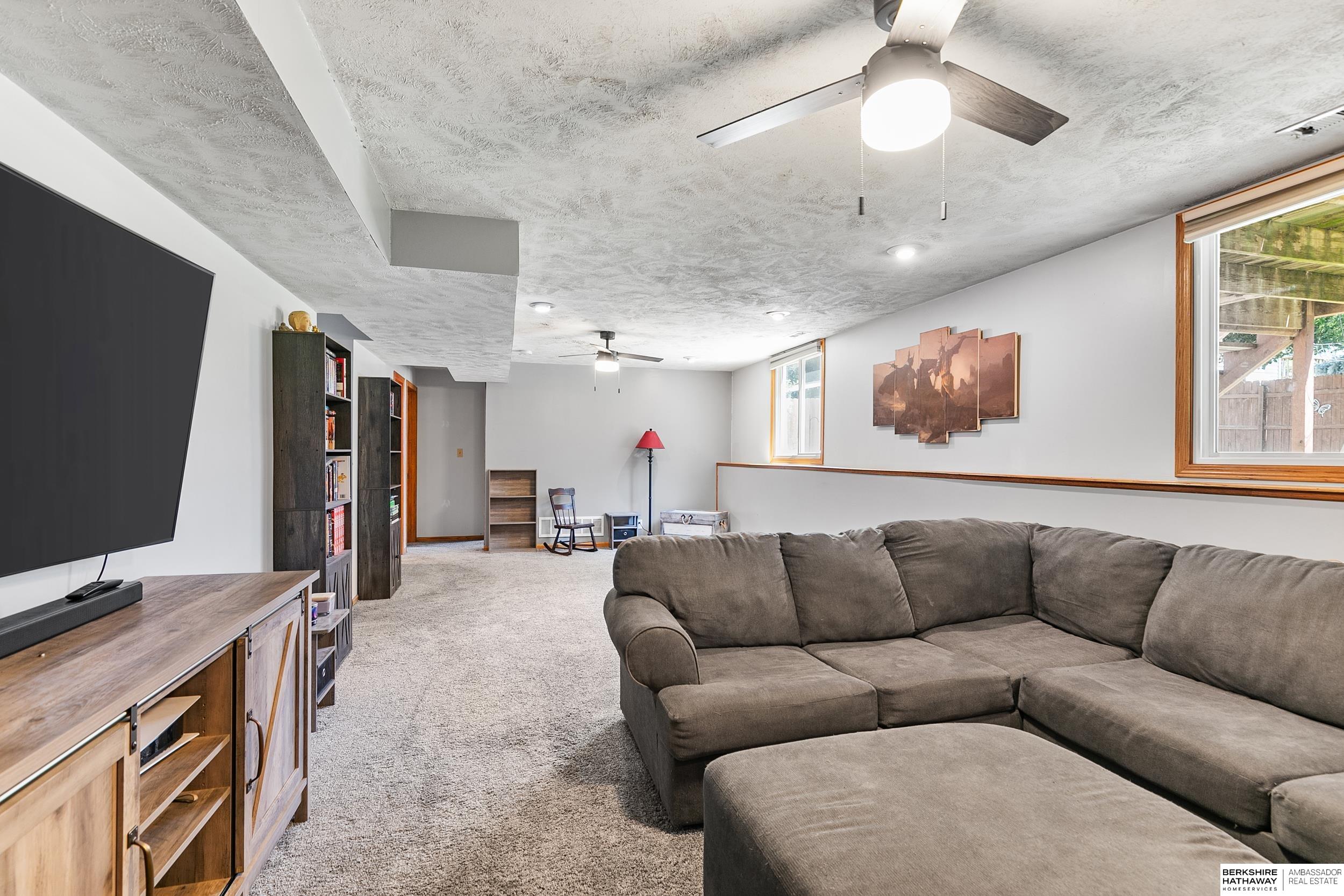 Lincoln, Nebraska 68521, United States, 4 Bedrooms Bedrooms, ,3 BathroomsBathrooms,Residential,Pending,168870