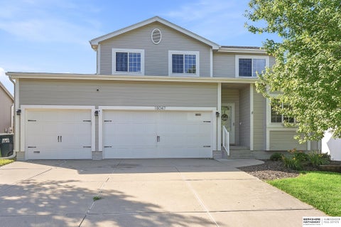Photo of 18047 Sunridge Street, Omaha, NE 68136 (MLS # 22619527)