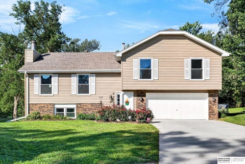 Photo of 2542 S 152 Avenue Circle, Omaha, NE 68144 (MLS # 22624801)