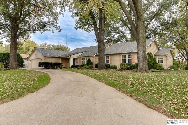 3833 AURORA DR, OMAHA, NE 68134 - Image e2cc48f0bd7e8a6cda71aeff2aa50d47/3141626411