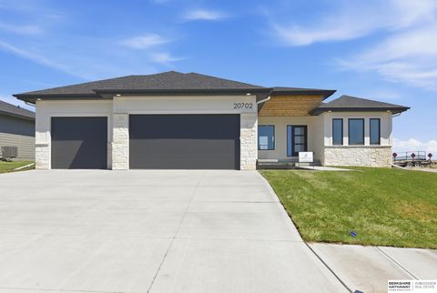 Photo of 20702 Vernon Avenue, Elkhorn, NE 68022 (MLS # 22612915)