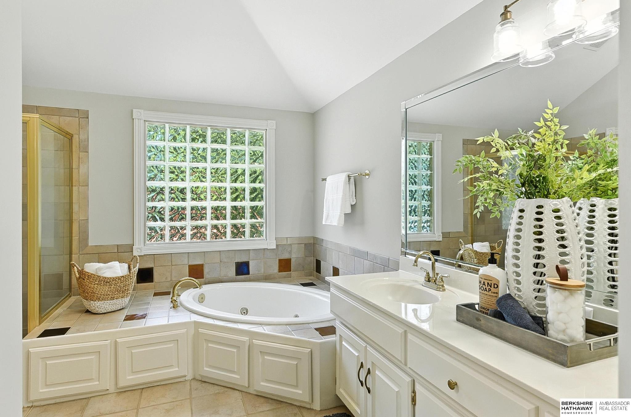 Omaha, Nebraska 68135, United States, 4 Bedrooms Bedrooms, ,3 BathroomsBathrooms,Residential,Active,163843