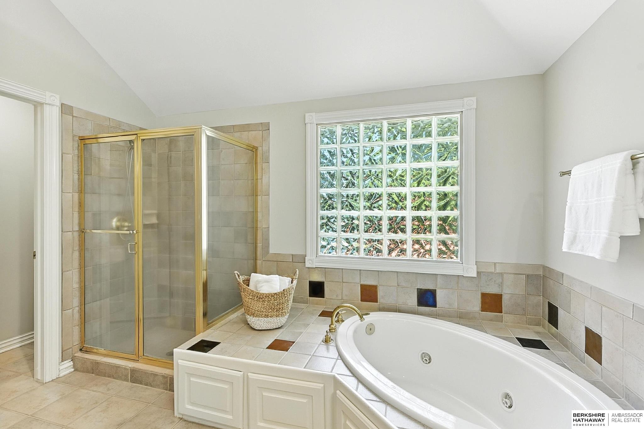 Omaha, Nebraska 68135, United States, 4 Bedrooms Bedrooms, ,3 BathroomsBathrooms,Residential,Active,163843