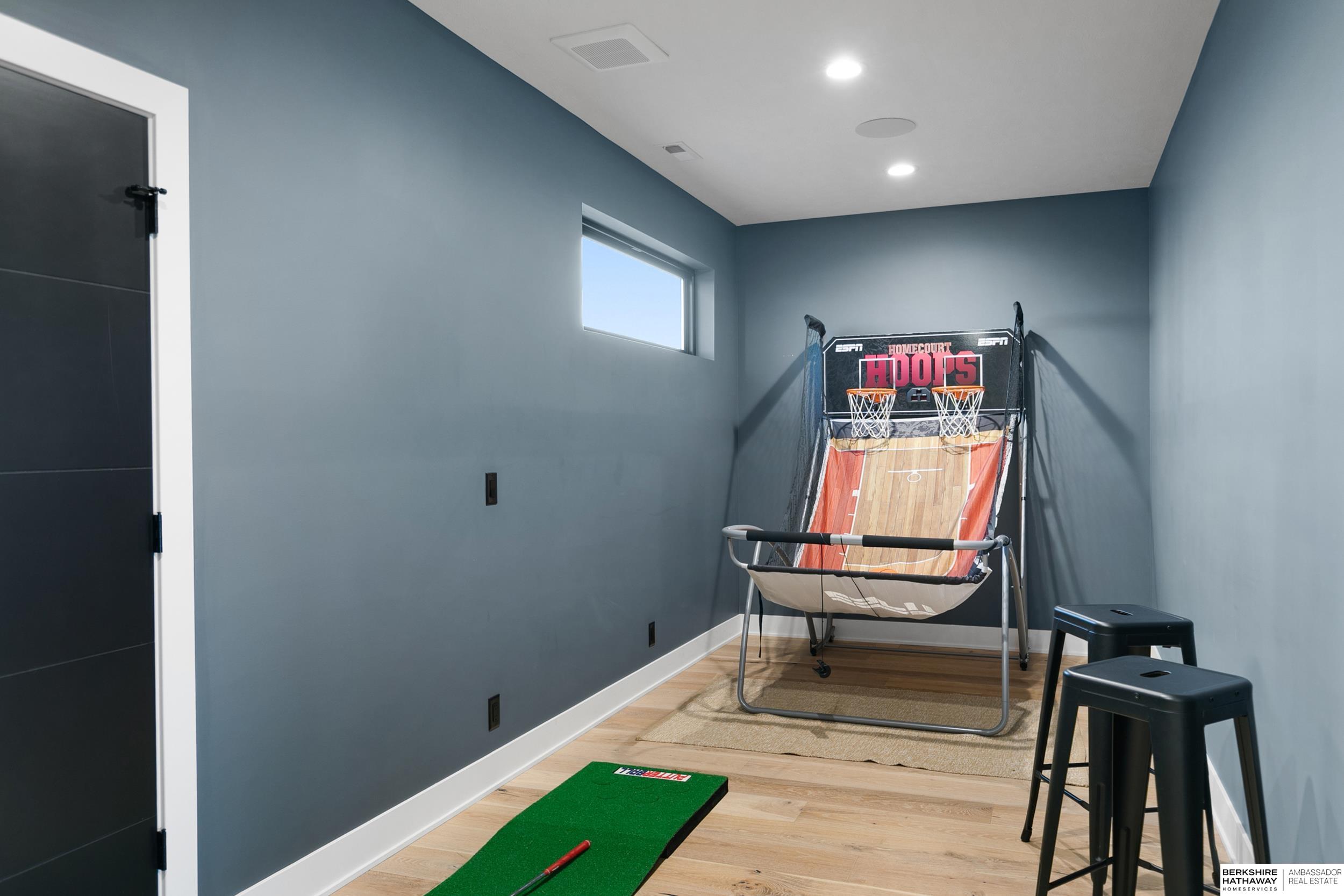 Lincoln, Nebraska 68520, United States, 5 Bedrooms Bedrooms, ,3 BathroomsBathrooms,Residential,Active,227717