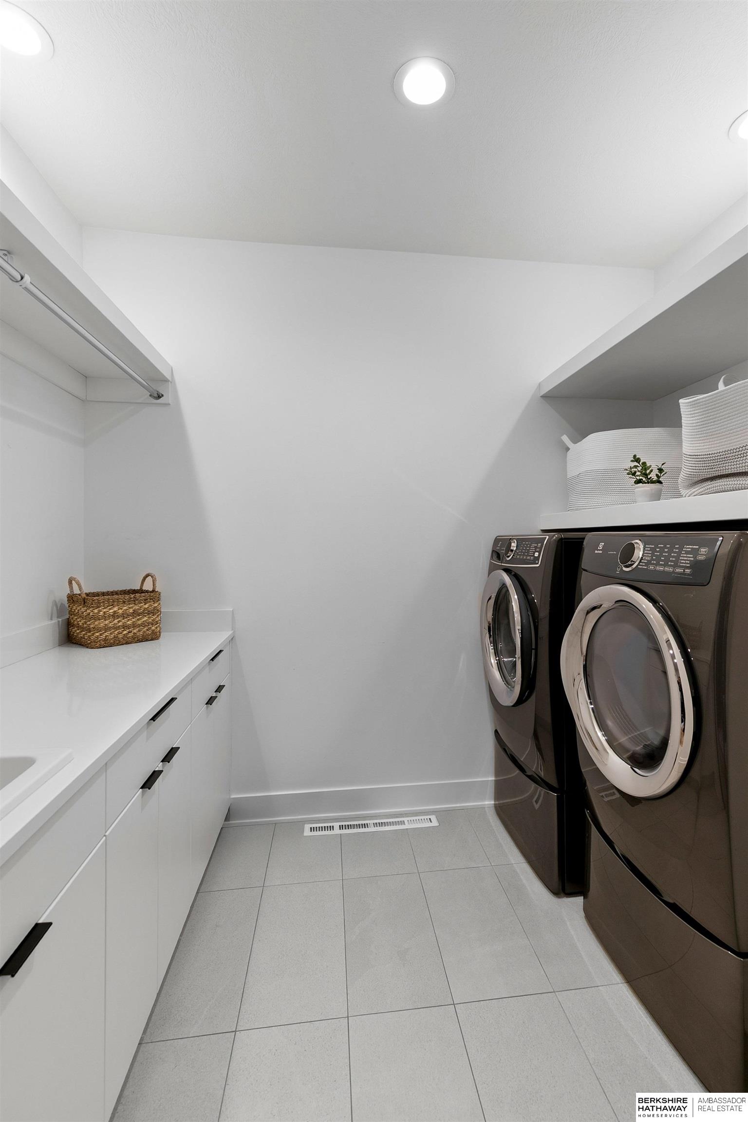 Lincoln, Nebraska 68520, United States, 5 Bedrooms Bedrooms, ,3 BathroomsBathrooms,Residential,Active,227717