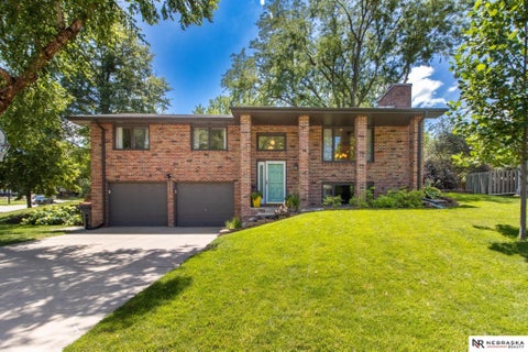 Photo of 6225 Oakridge Drive, Lincoln, NE 68516 (MLS # 22619677)