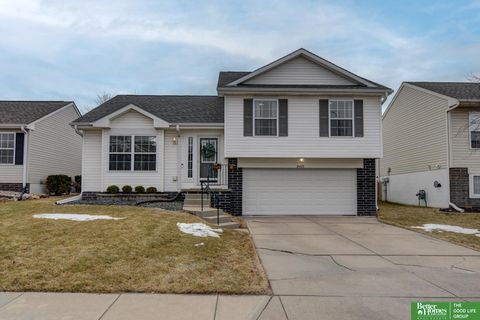 Photo of 16621 Erskine Street, Omaha, NE 68116 (MLS # 22605662)