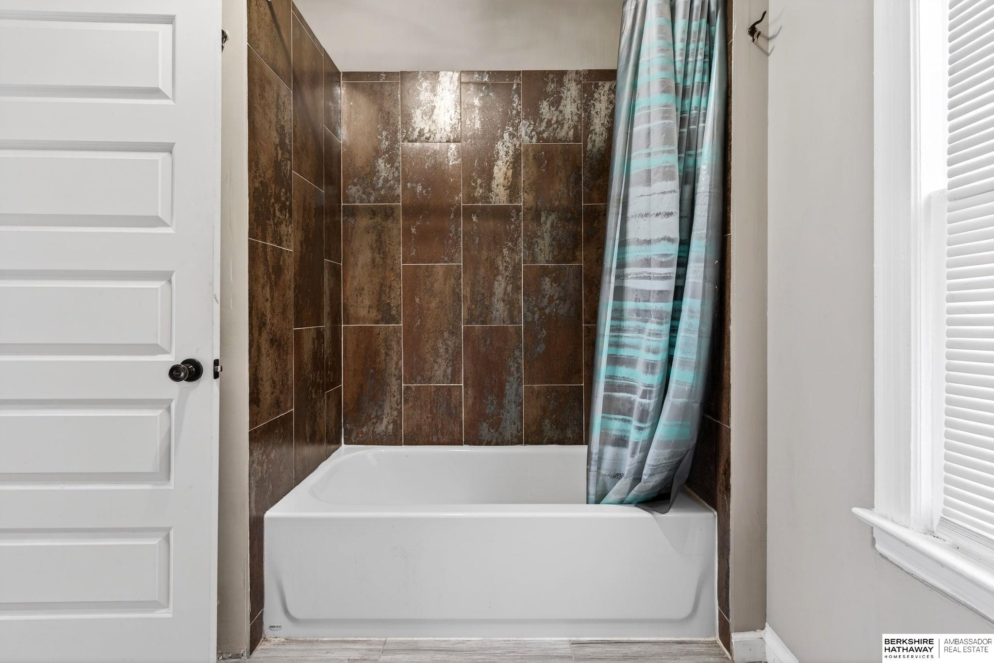 Omaha, Nebraska 68117, United States, 2 Bedrooms Bedrooms, ,2 BathroomsBathrooms,Residential,Pending,253039