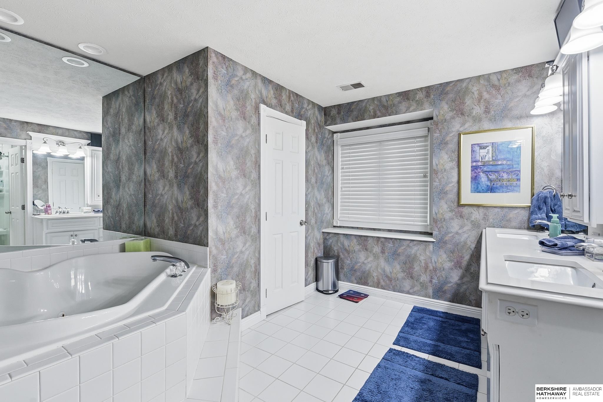 Omaha, Nebraska 68116, United States, 4 Bedrooms Bedrooms, ,3 BathroomsBathrooms,Residential,Active,245427