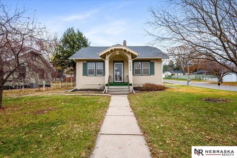 Photo of 2244 S 33rd Street, Lincoln, NE 68506 (MLS # 22601038)