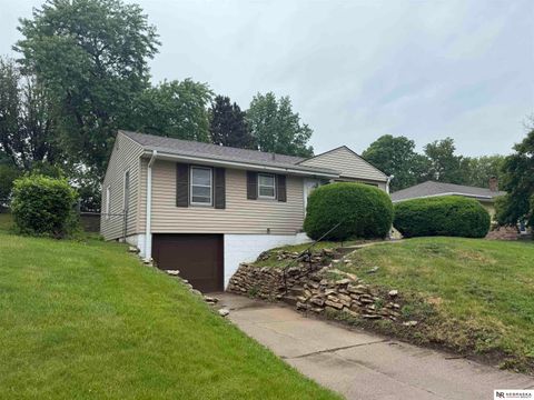 Photo of 2820 S 76th Avenue, Omaha, NE 68124 (MLS # 22614370)