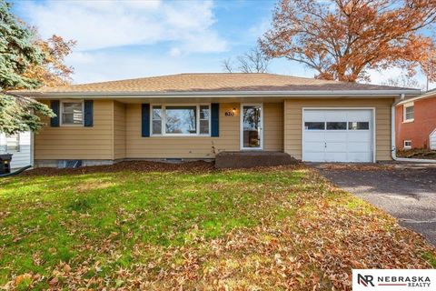 Photo of 820 Northborough Lane, Lincoln, NE 68505 (MLS # 22534371)
