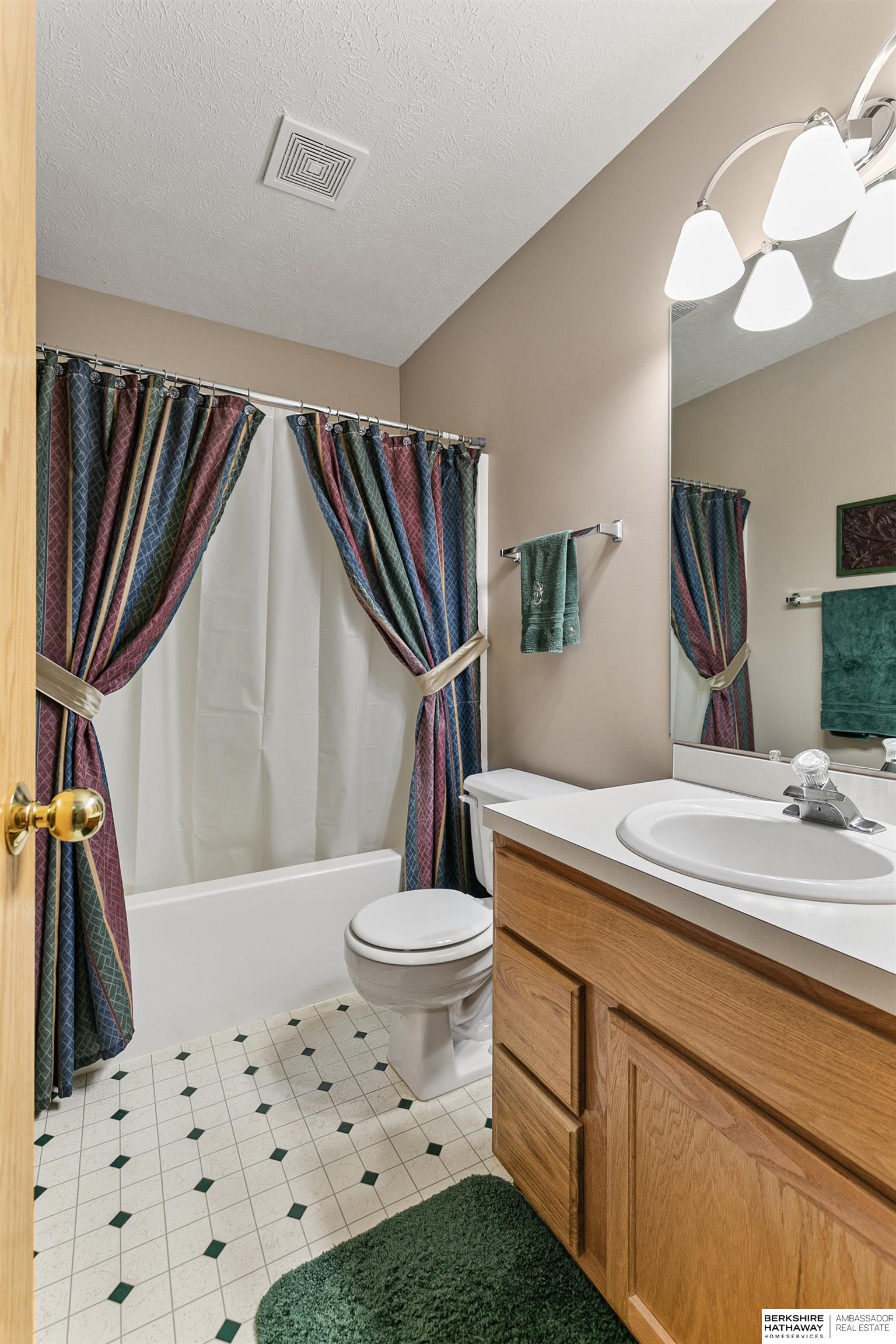 Lincoln, Nebraska 68516, United States, 3 Bedrooms Bedrooms, ,3 BathroomsBathrooms,Residential,Active,218903