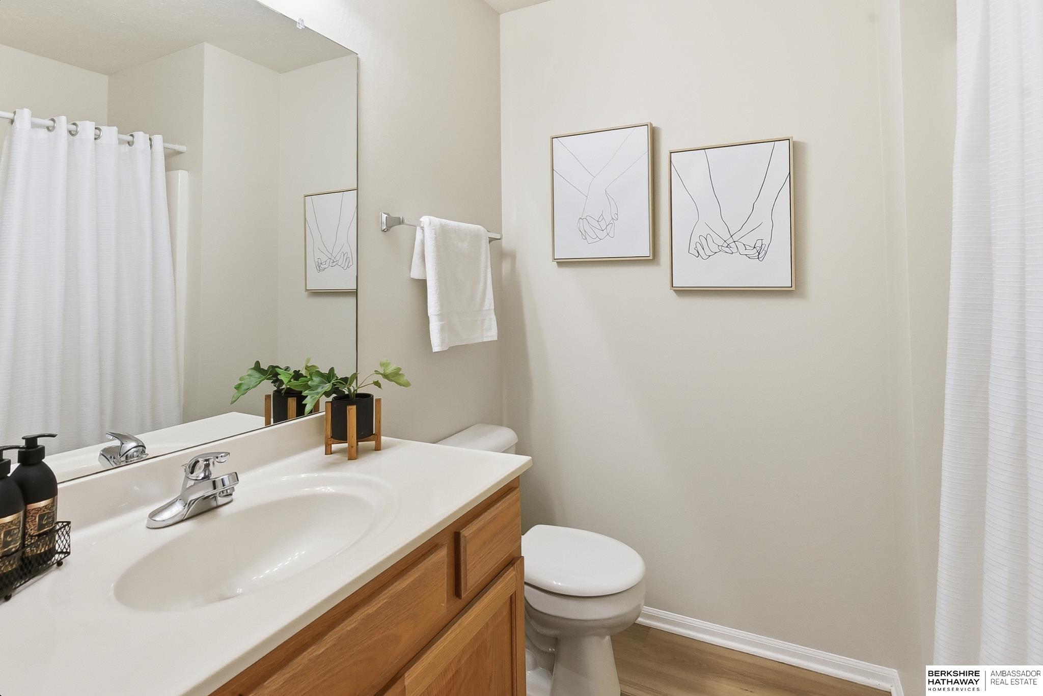 Omaha, Nebraska 68122, United States, 4 Bedrooms Bedrooms, ,3 BathroomsBathrooms,Residential,Pending,247180