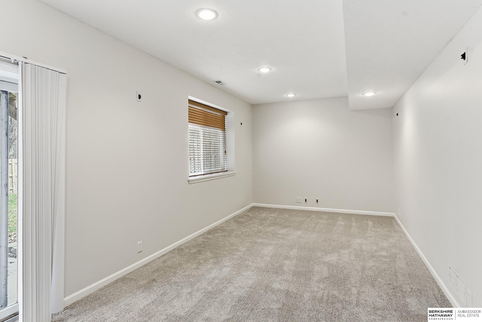 Omaha, Nebraska 68122, United States, 4 Bedrooms Bedrooms, ,3 BathroomsBathrooms,Residential,Pending,247180