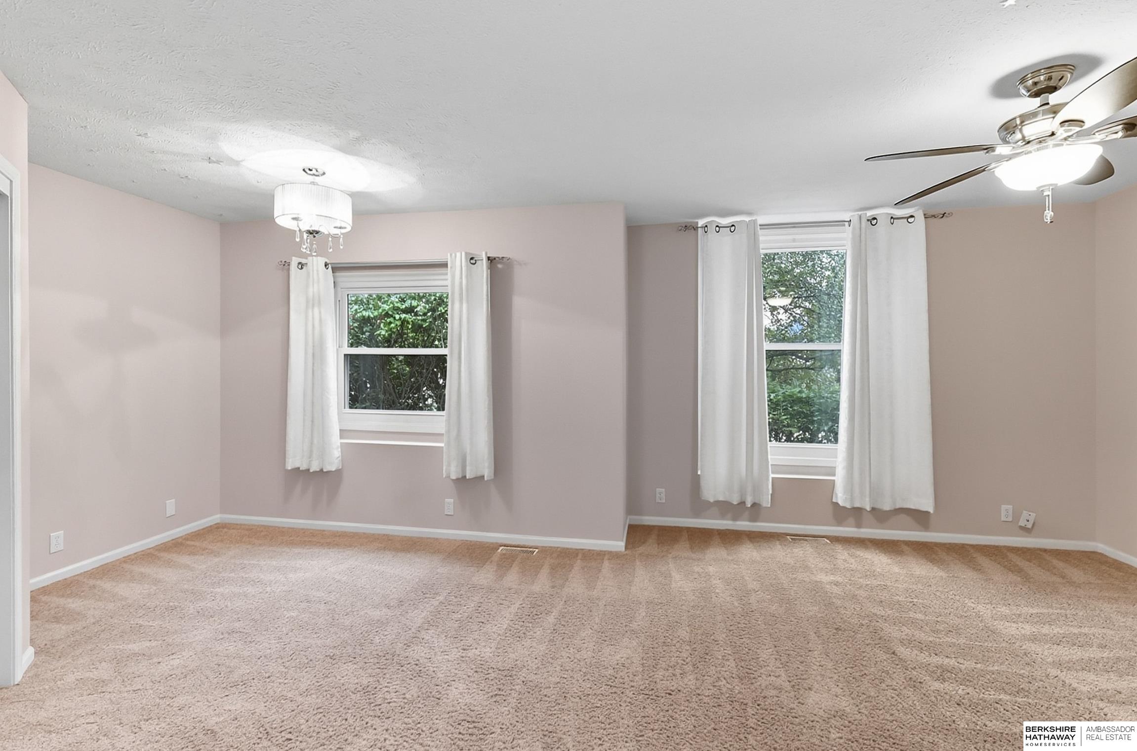 Omaha, Nebraska 68116, United States, 3 Bedrooms Bedrooms, ,3 BathroomsBathrooms,Residential,Pending,214350