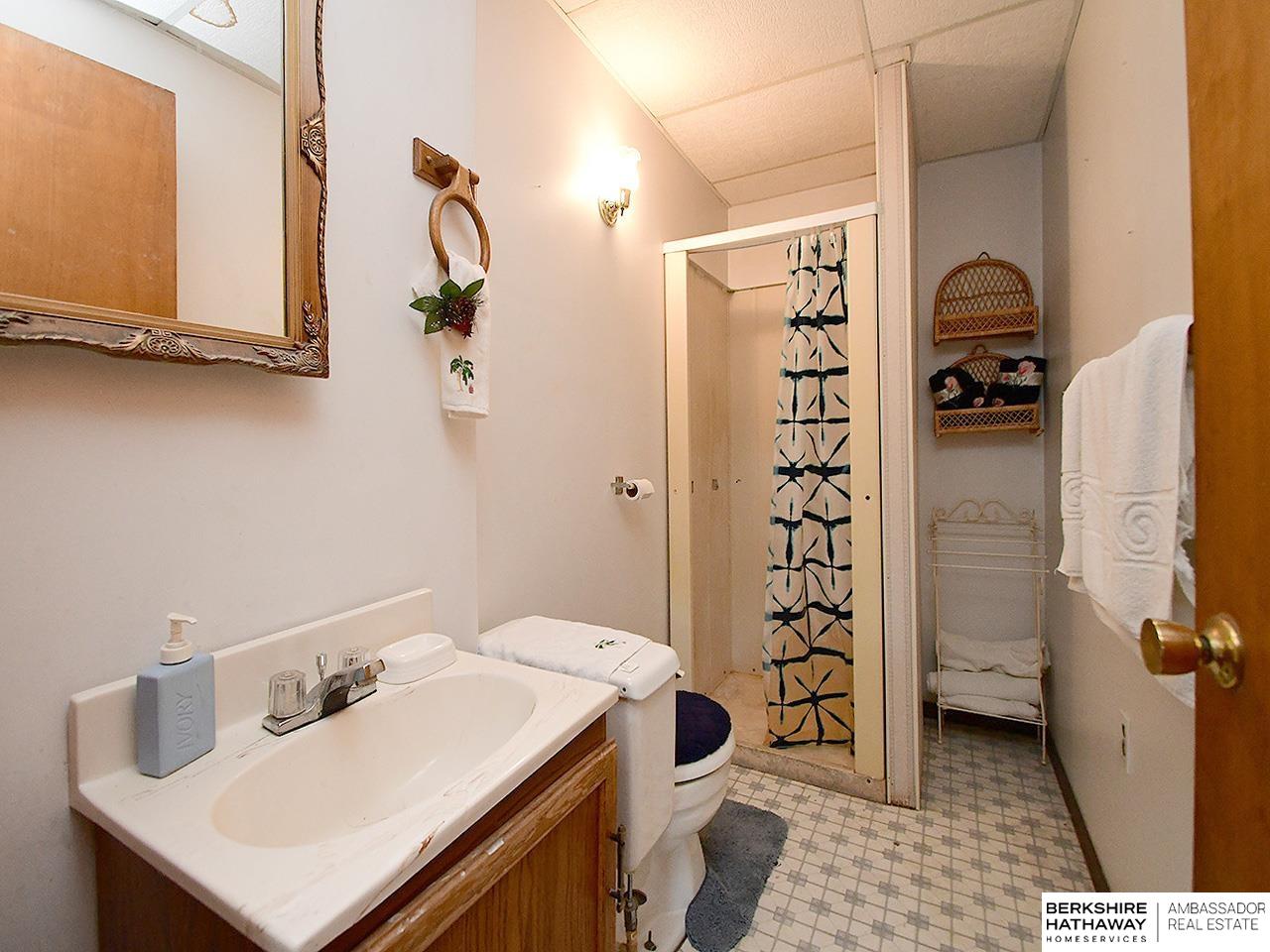 Omaha, Nebraska 68111, United States, 4 Bedrooms Bedrooms, ,2 BathroomsBathrooms,Residential,Pending,210284