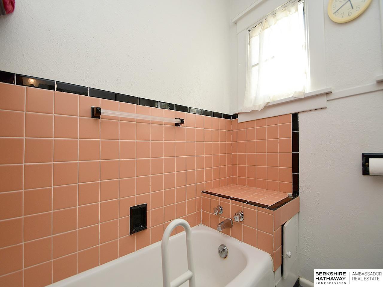 Omaha, Nebraska 68111, United States, 4 Bedrooms Bedrooms, ,2 BathroomsBathrooms,Residential,Pending,210284