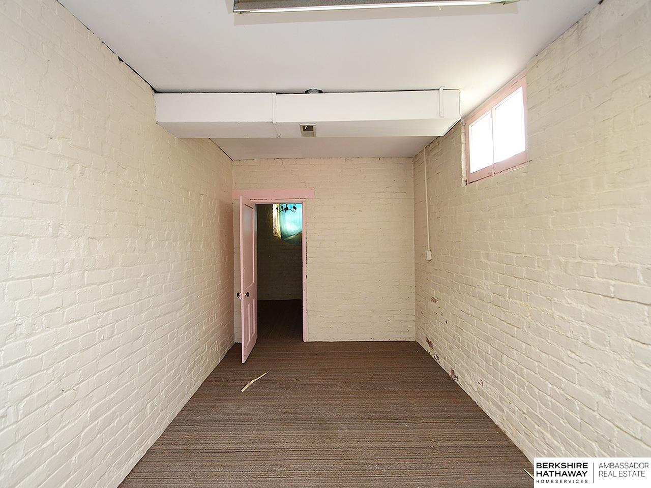 Omaha, Nebraska 68111, United States, 4 Bedrooms Bedrooms, ,2 BathroomsBathrooms,Residential,Pending,210284