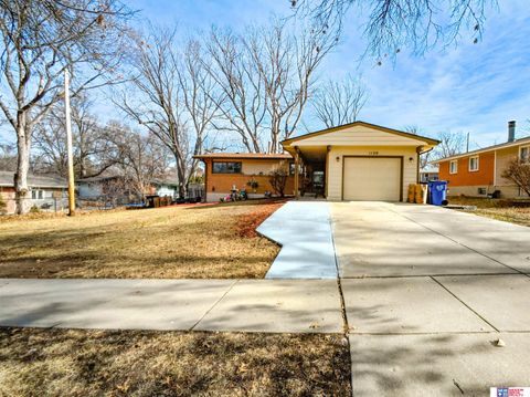 Photo of 1130 Colony Lane, Lincoln, NE 68505 (MLS # 22604108)